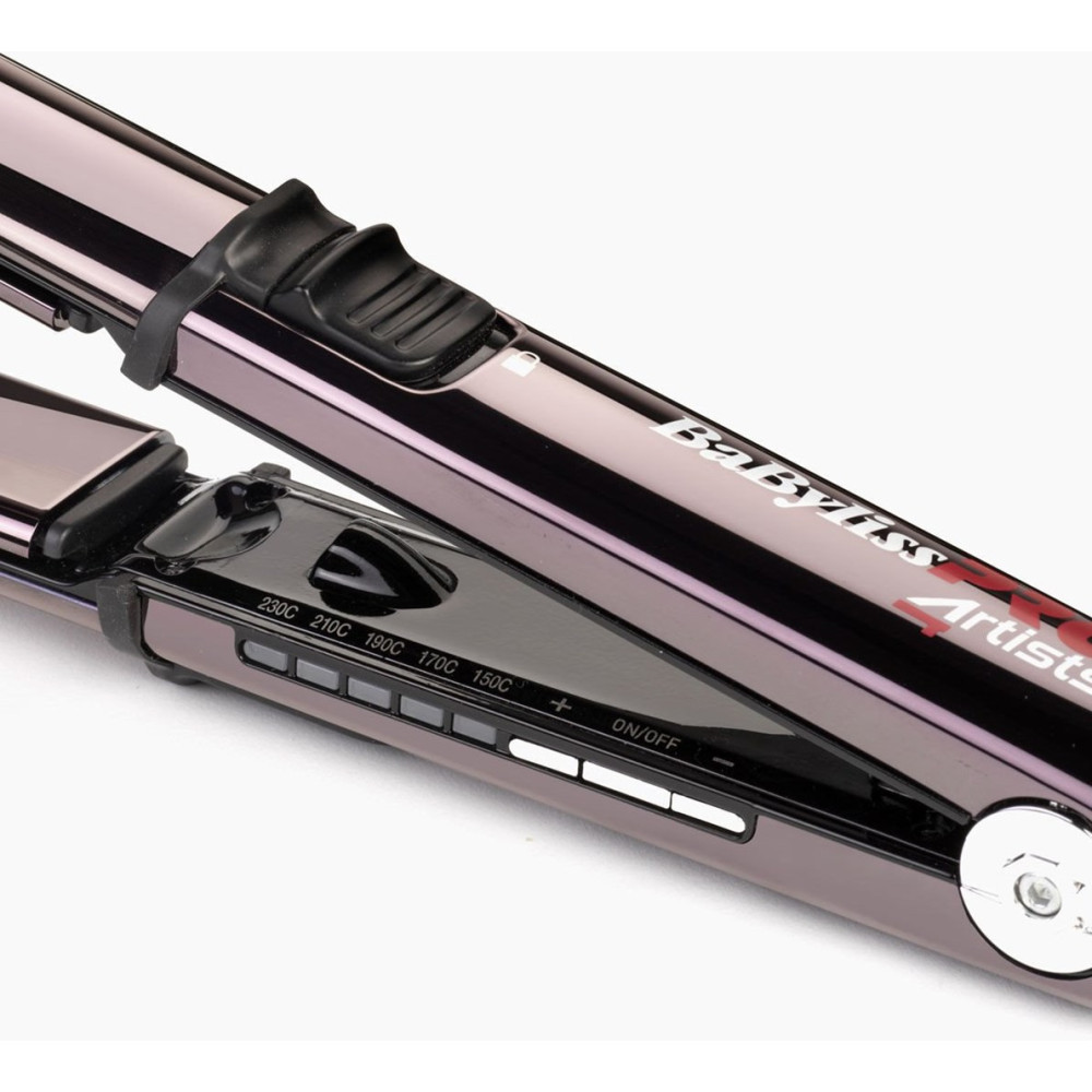 Primo piano di una piastra per capelli Babyliss Pro argentata con pulsanti di controllo.