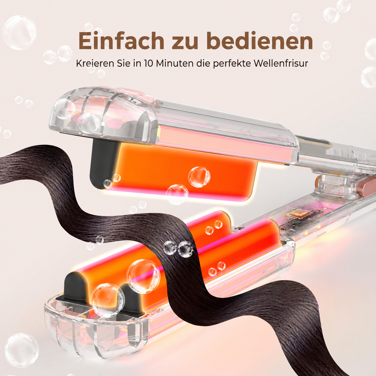 Transparenter Haarglätter mit orangefarbenen Heizplatten und gewelltem Haar im Vordergrund vor hellbeigem Hintergrund.