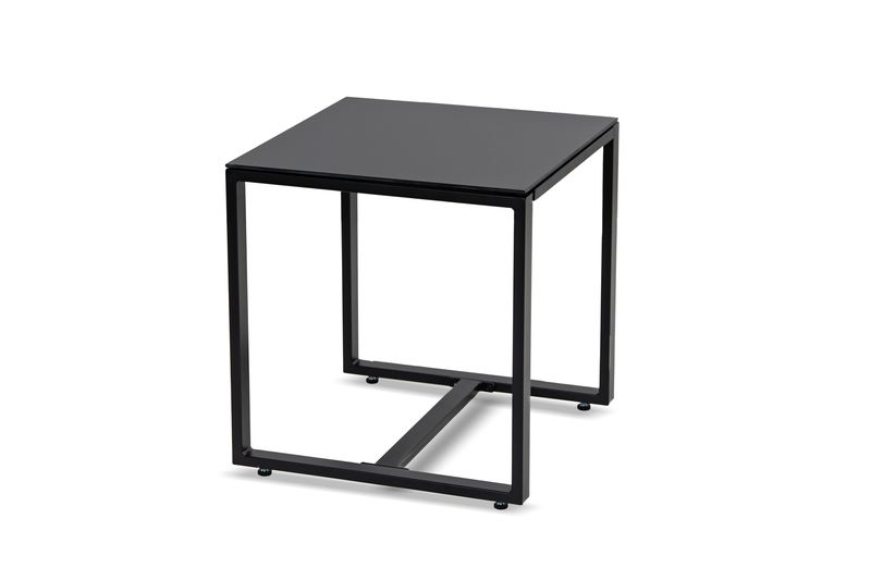Mały czarny stolik z kwadratowym blatem i minimalistyczną metalową ramą.