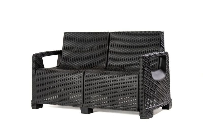 Czarna plastikowa sofa z motywem rattanu i podłokietnikami na białym tle.