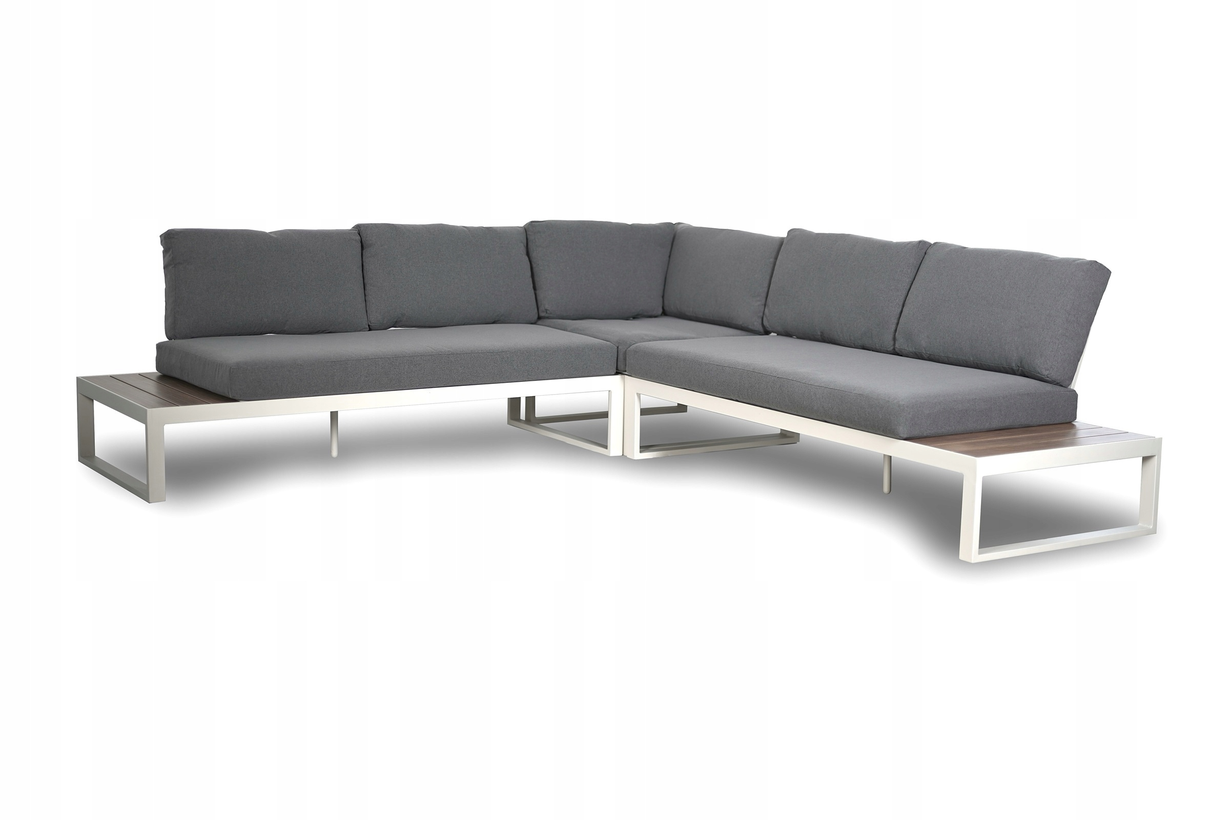Nowoczesna sofa narożna z białym metalowym stelażem, ciemnymi poduszkami i stolikami drewnianymi na białym tle.
