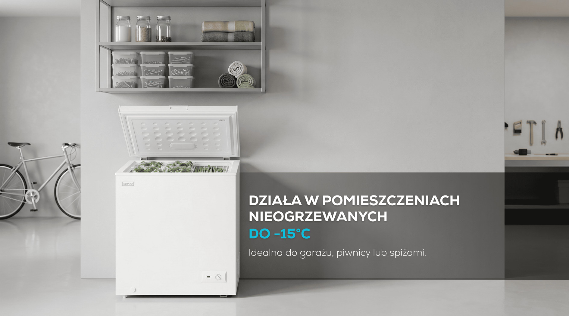 Biała zamrażarka skrzyniowa w pomieszczeniu, z półkami na ścianie i rowerem po lewej stronie.