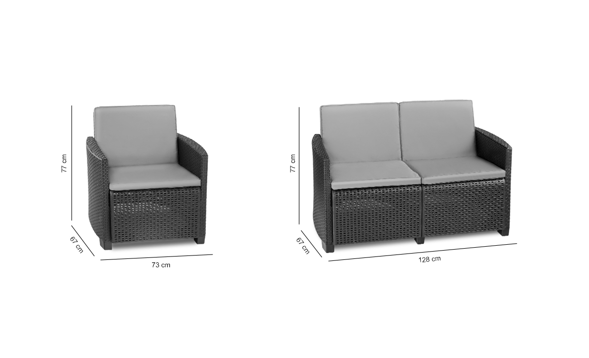 Czarna sofa i fotel z rattanu z szarymi poduszkami i wymiarami.
