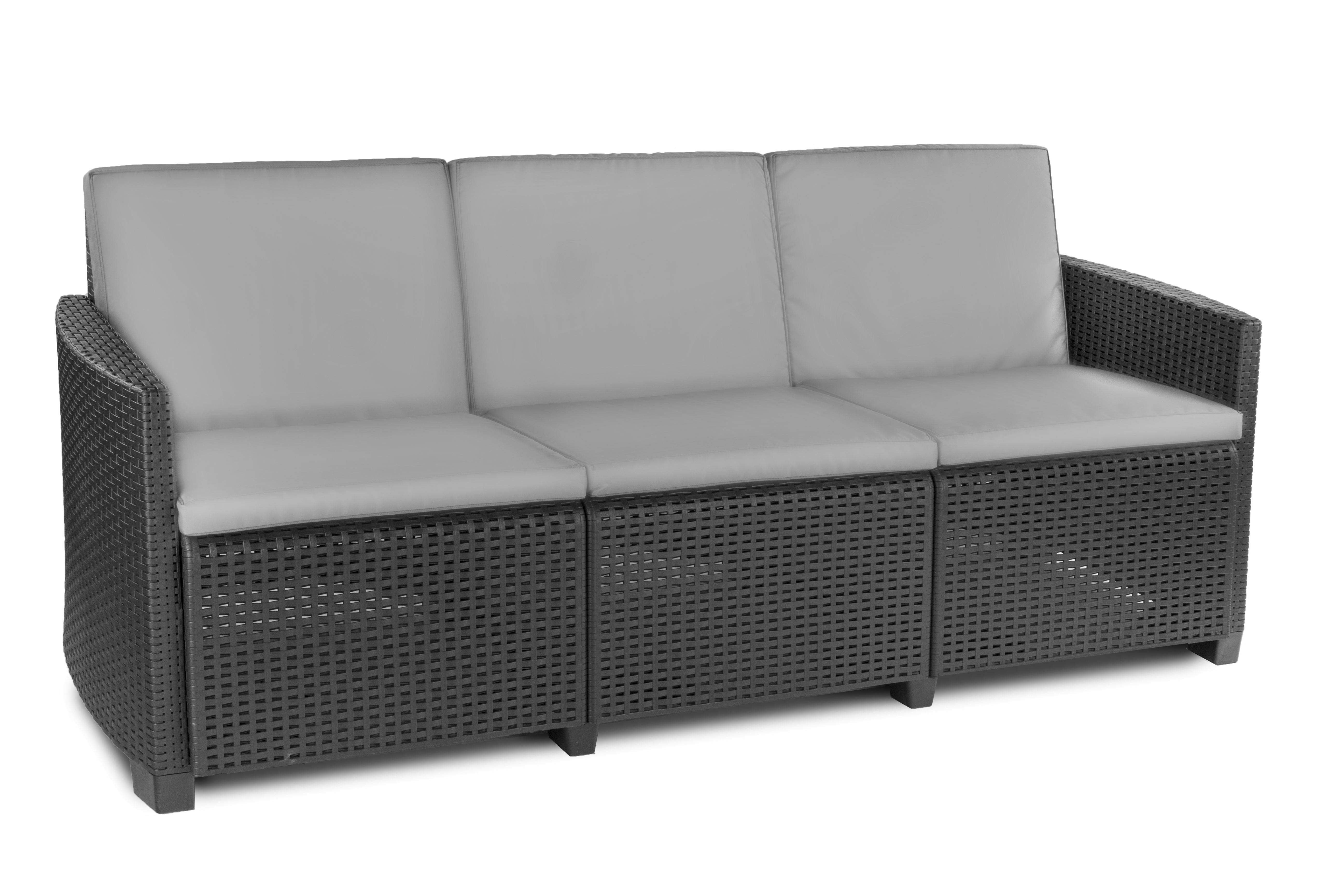 Czarna trzyosobowa sofa ogrodowa z rattanu z jasnoszarymi poduszkami na białym tle.