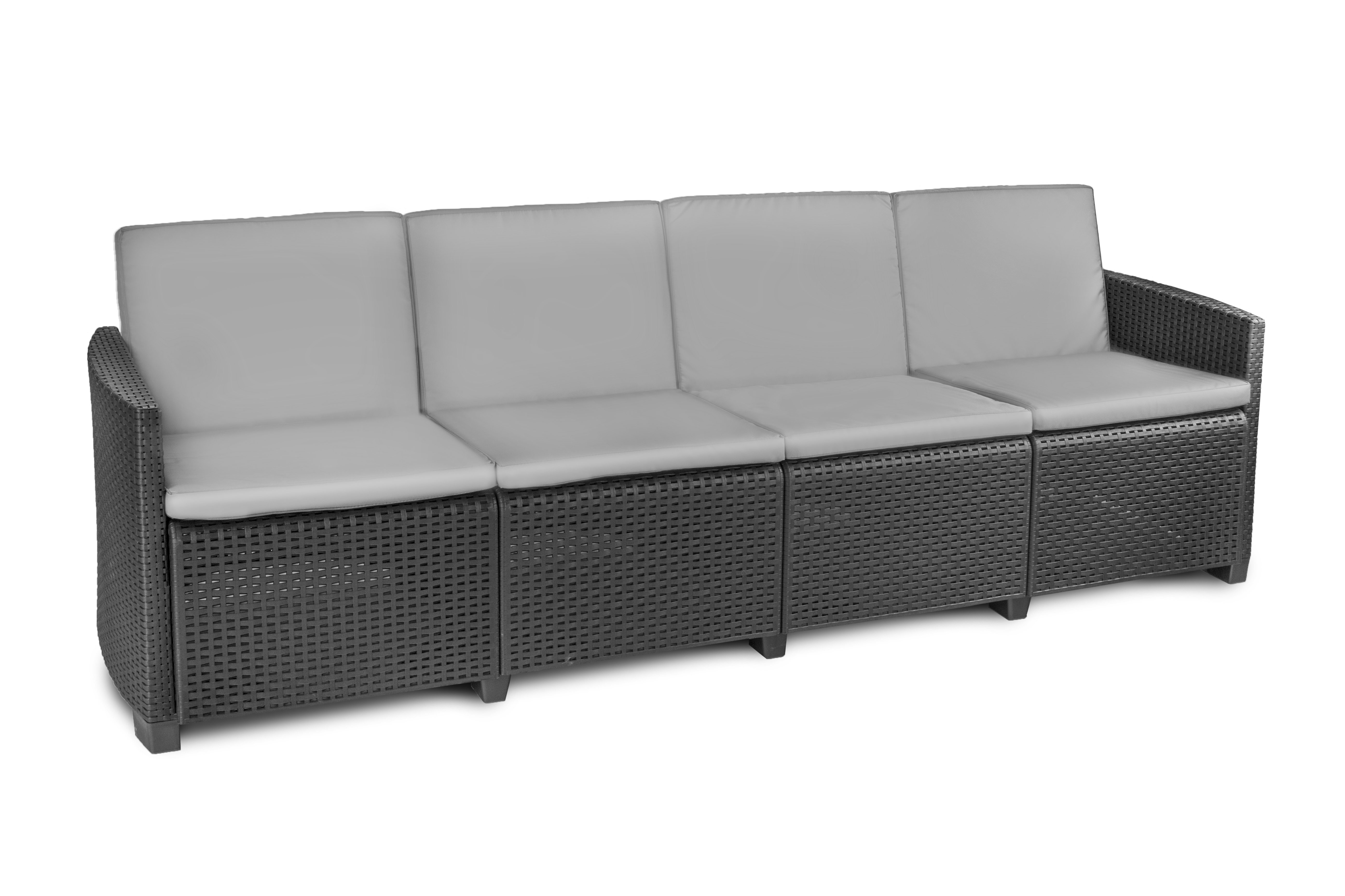 Szara czteroosobowa sofa rattanowa z jasnoszarymi poduszkami na białym tle.
