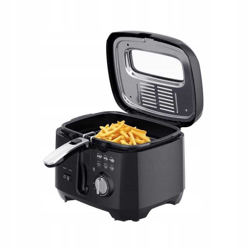Friggitrice nera con coperchio aperto e cestello pieno di patatine fritte su sfondo bianco.