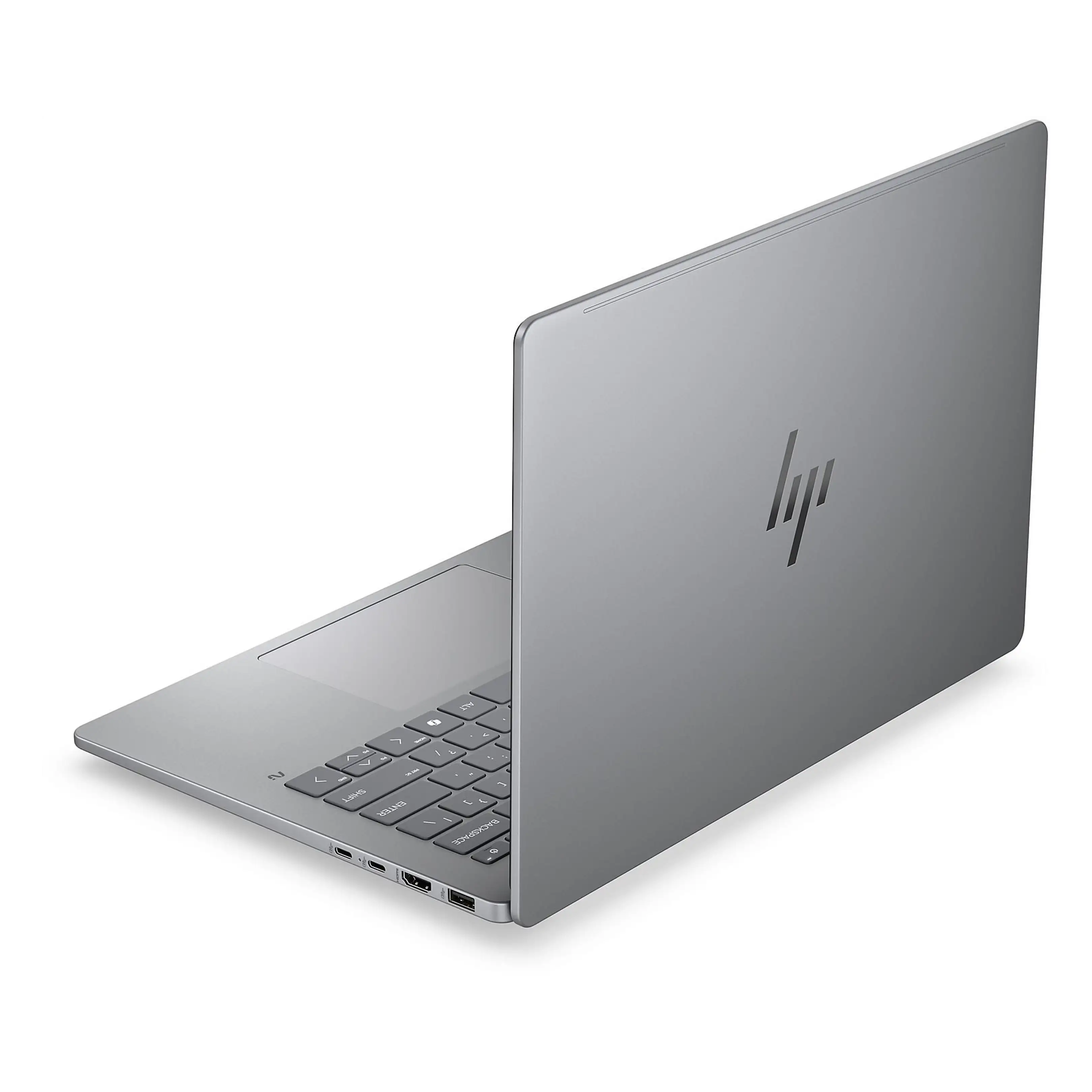 Un computer portatile argentato con logo HP è inclinato su sfondo bianco, mostrando le porte laterali e la tastiera.
