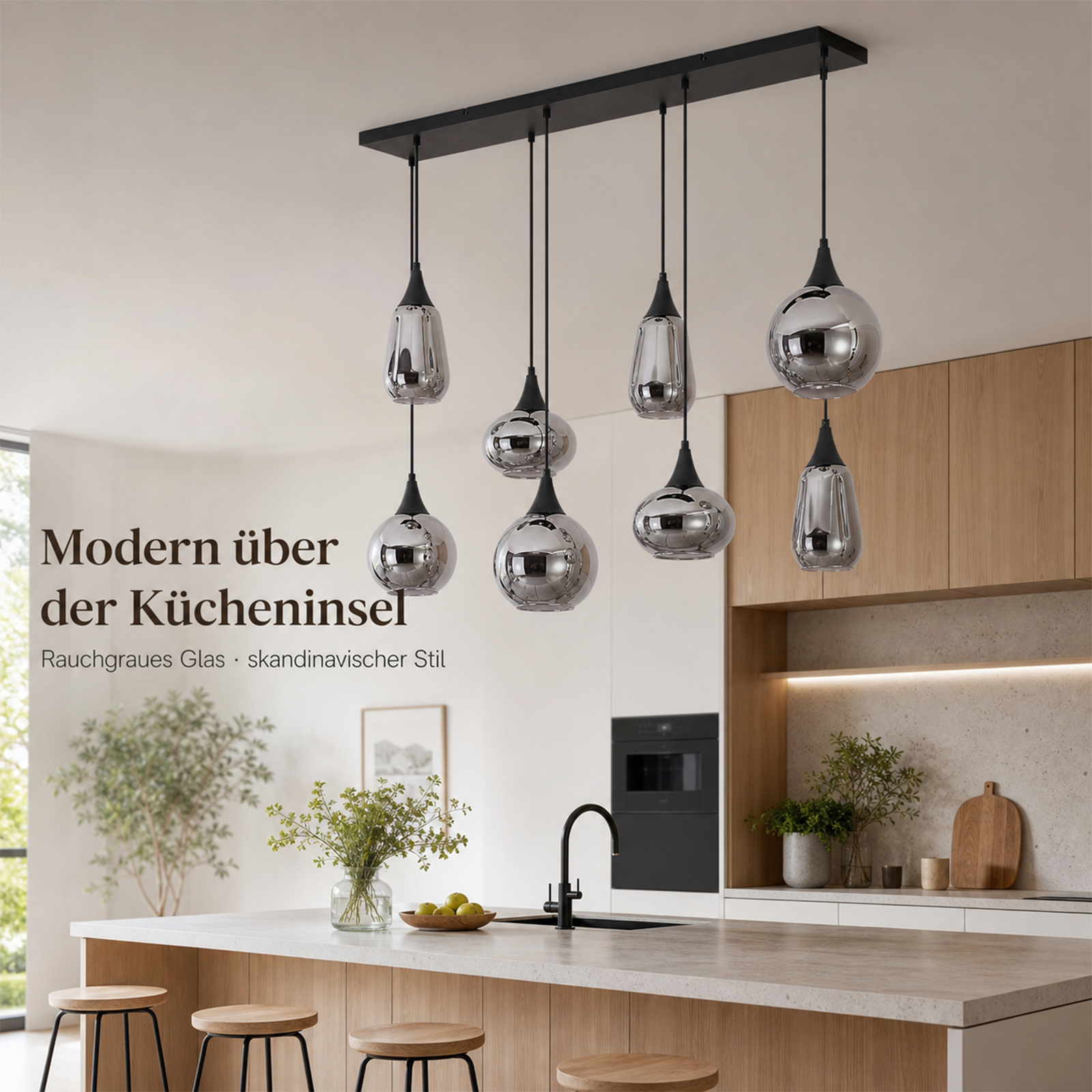 Nowoczesna wisząca lampa z dymionego szkła nad drewnianą wyspą kuchenną.
