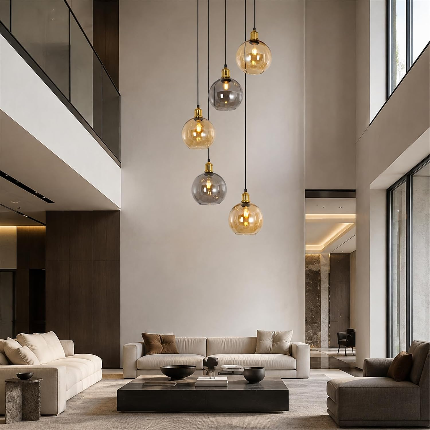 Lámparas colgantes de cristal modernas cuelgan en una sala alta y luminosa con sofás.