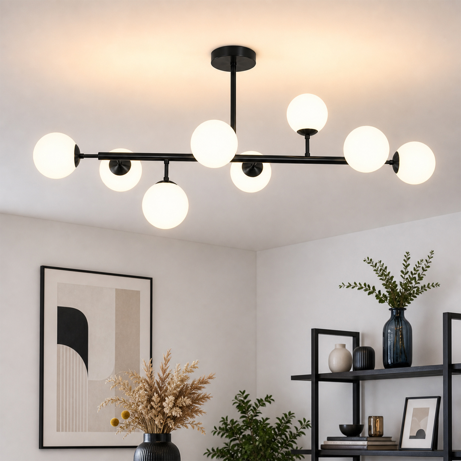 Nowoczesna czarna lampa sufitowa z wieloma świecącymi białymi kulistymi żarówkami w stylowym salonie.