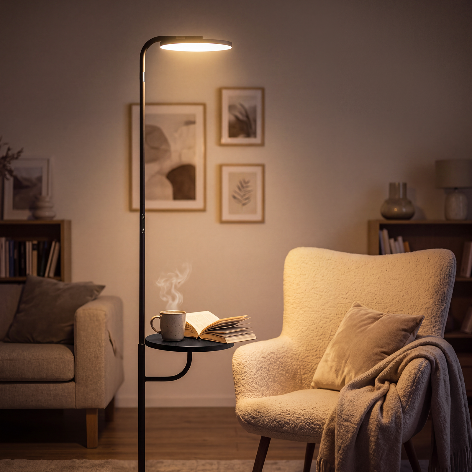Lampa podłogowa ze zintegrowanym stolikiem oświetla przytulny fotel z otwartą książką i kubkiem.