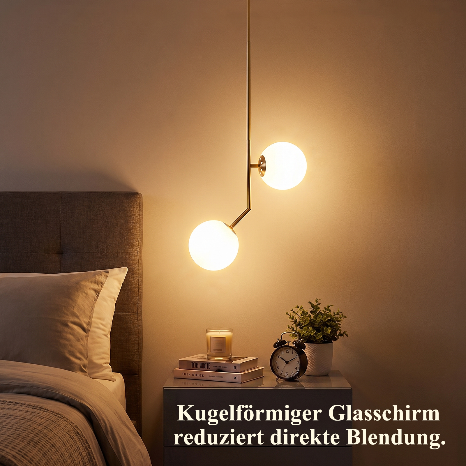 Lampa wisząca z dwoma szklanymi kulami oświetla szafkę nocną z budzikiem, świecą i roślinami.