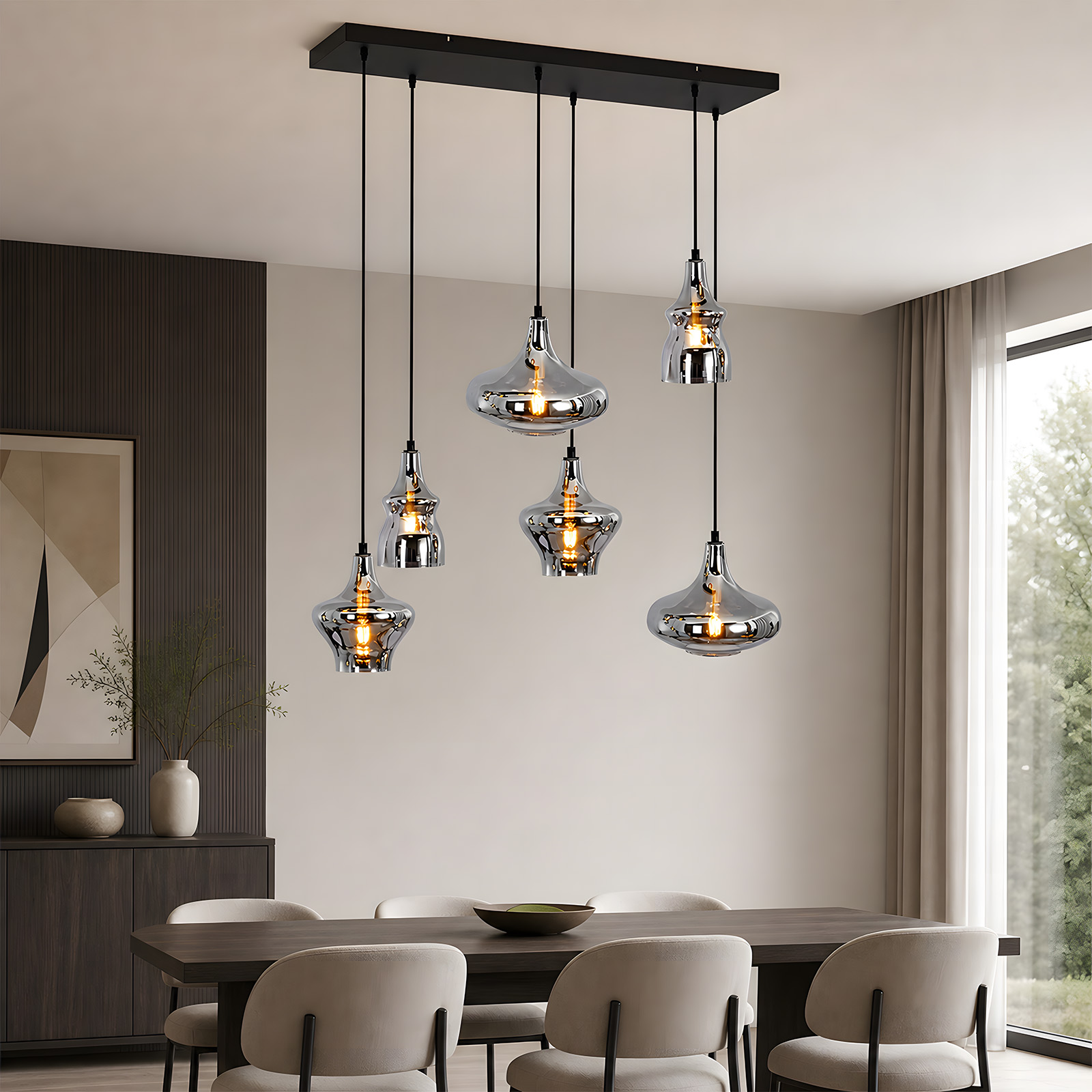 Nowoczesna lampa wisząca z sześcioma srebrnymi szklanymi kloszami nad stołem.