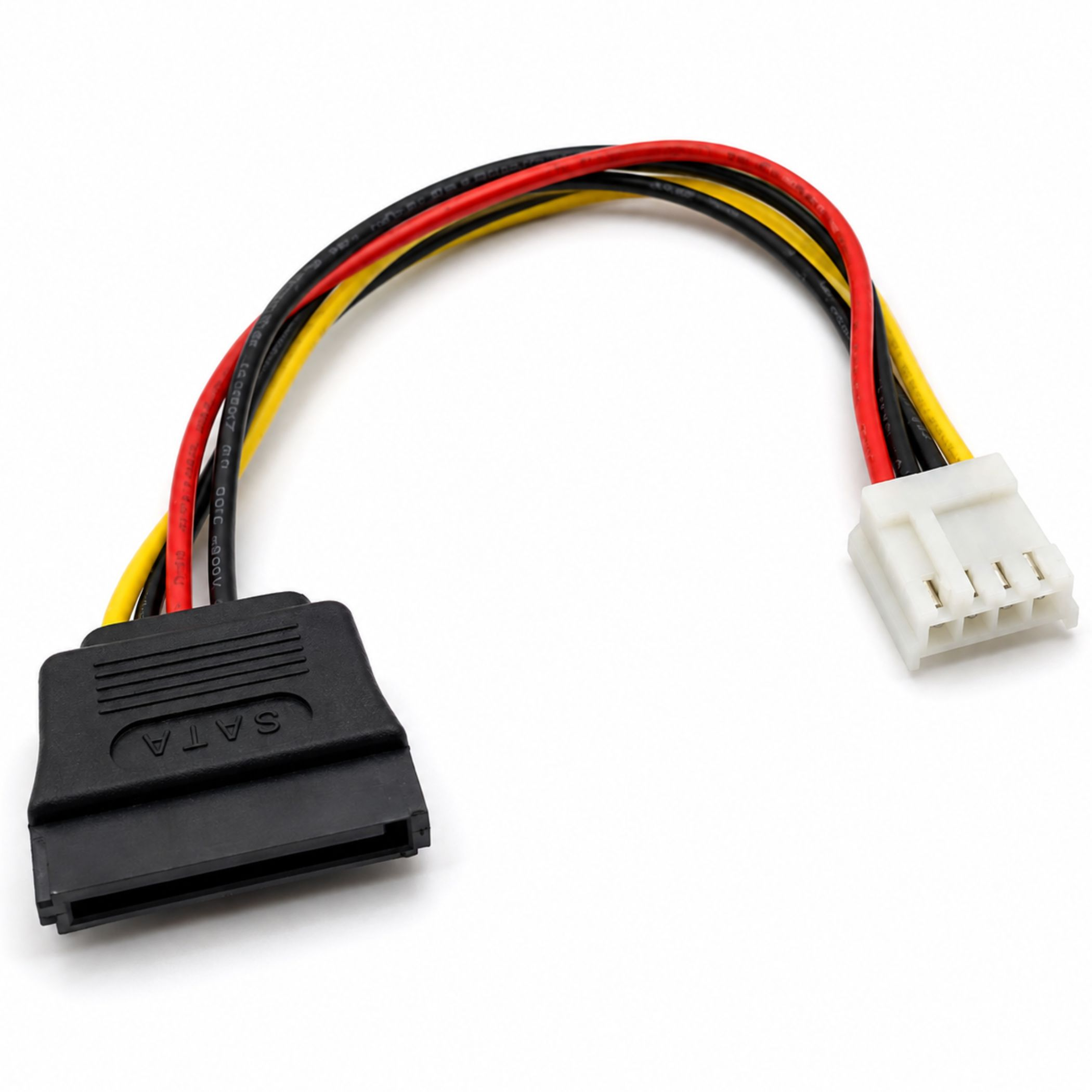 Ein SATA-Stromadapterkabel mit einem schwarzen Stecker und einem weißen vierpoligen Anschluss auf weißem Hintergrund.