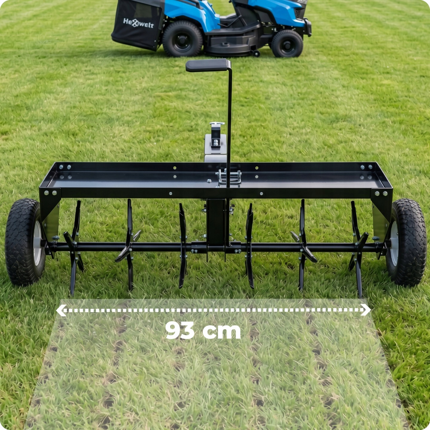 Czarny aerator do trawnika o szerokości roboczej 93 cm stoi na zielonej trawie, w tle niebieska kosiarka samojezdna.