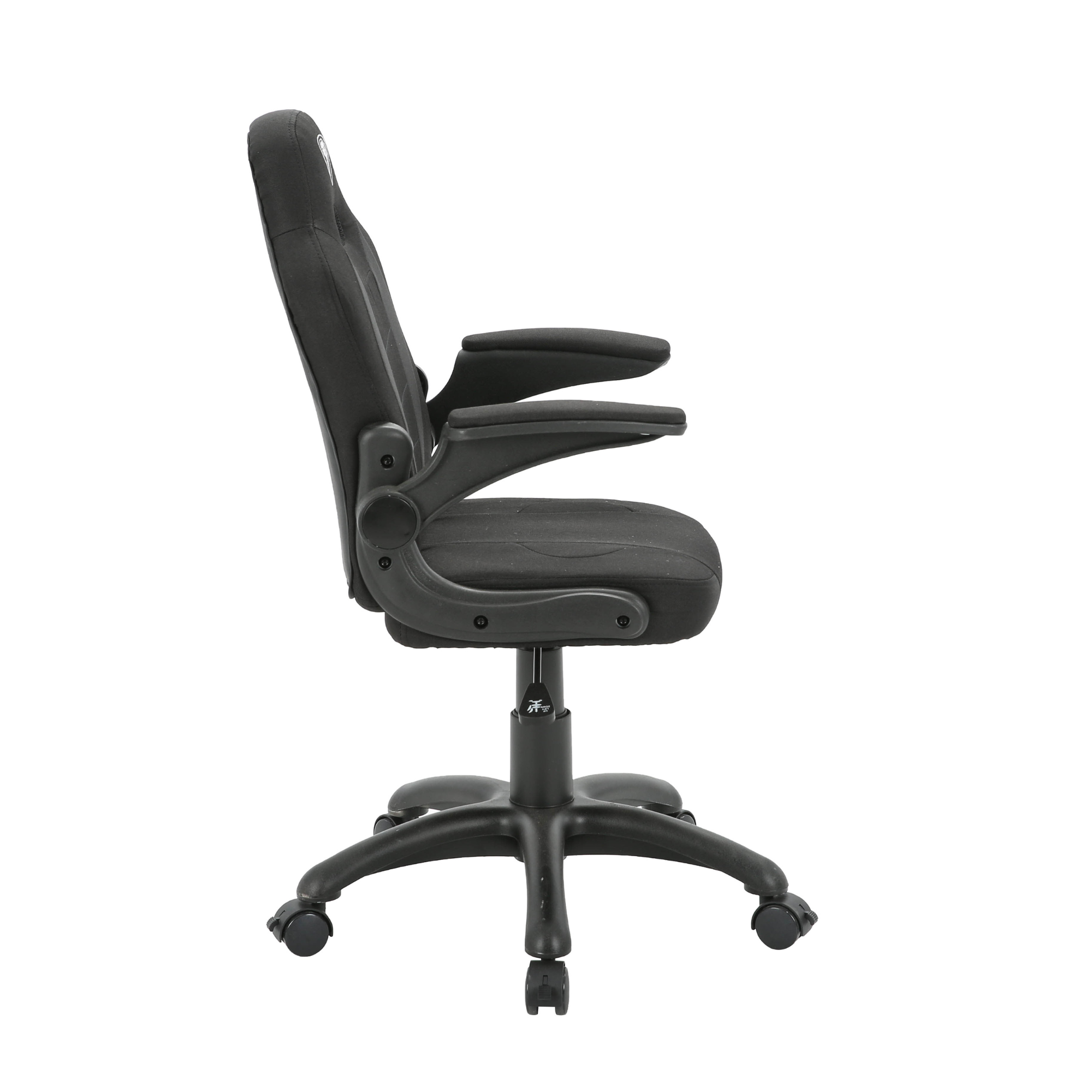 Czarny ergonomiczny fotel biurowy z kółkami pokazany z profilu na białym tle.