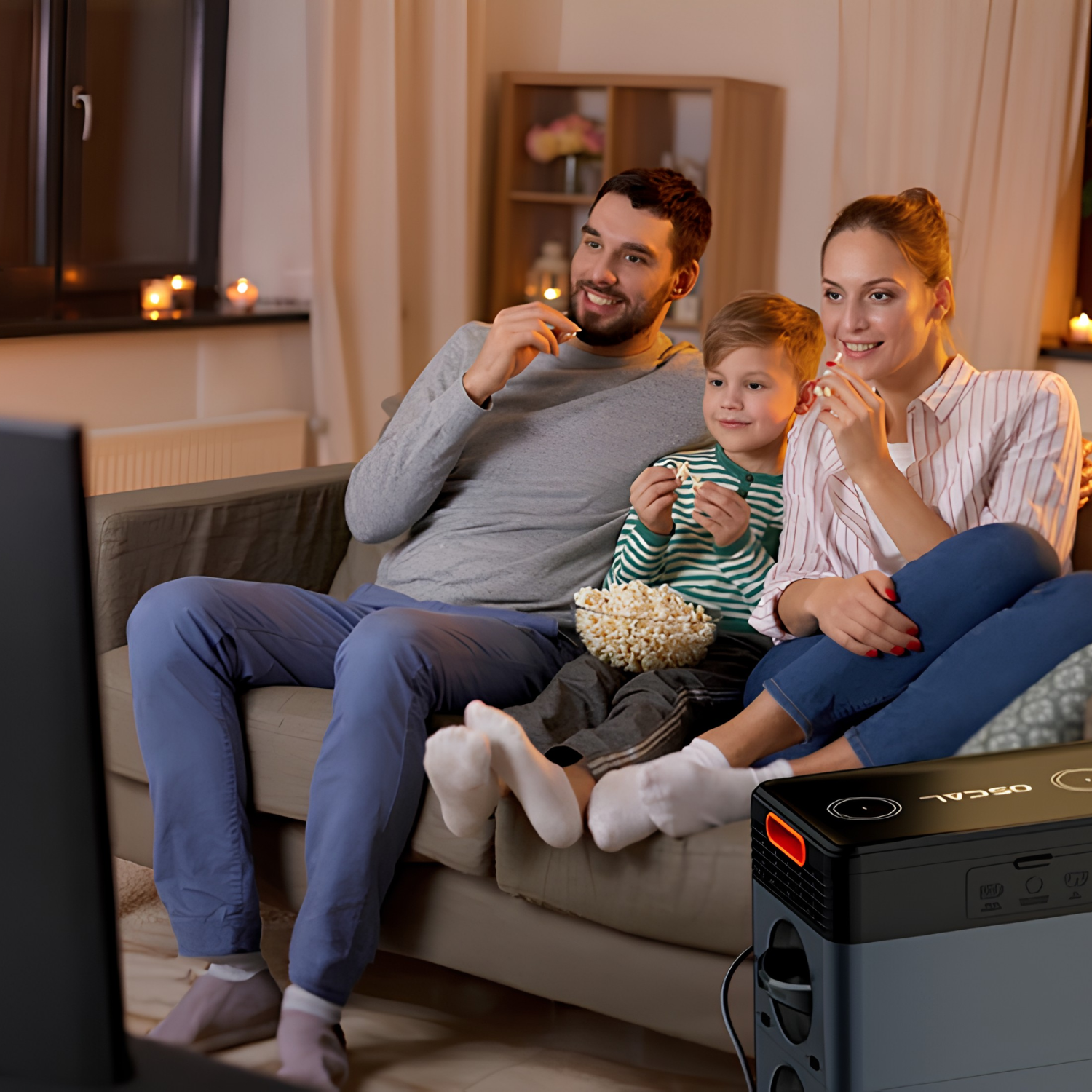 Rodzina siedzi wygodnie na kanapie, jedząc popcorn i oglądając telewizję w salonie.