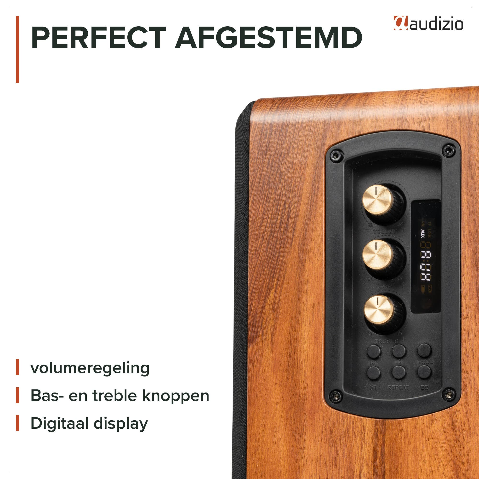 Altavoz de madera con perillas doradas y pantalla digital.