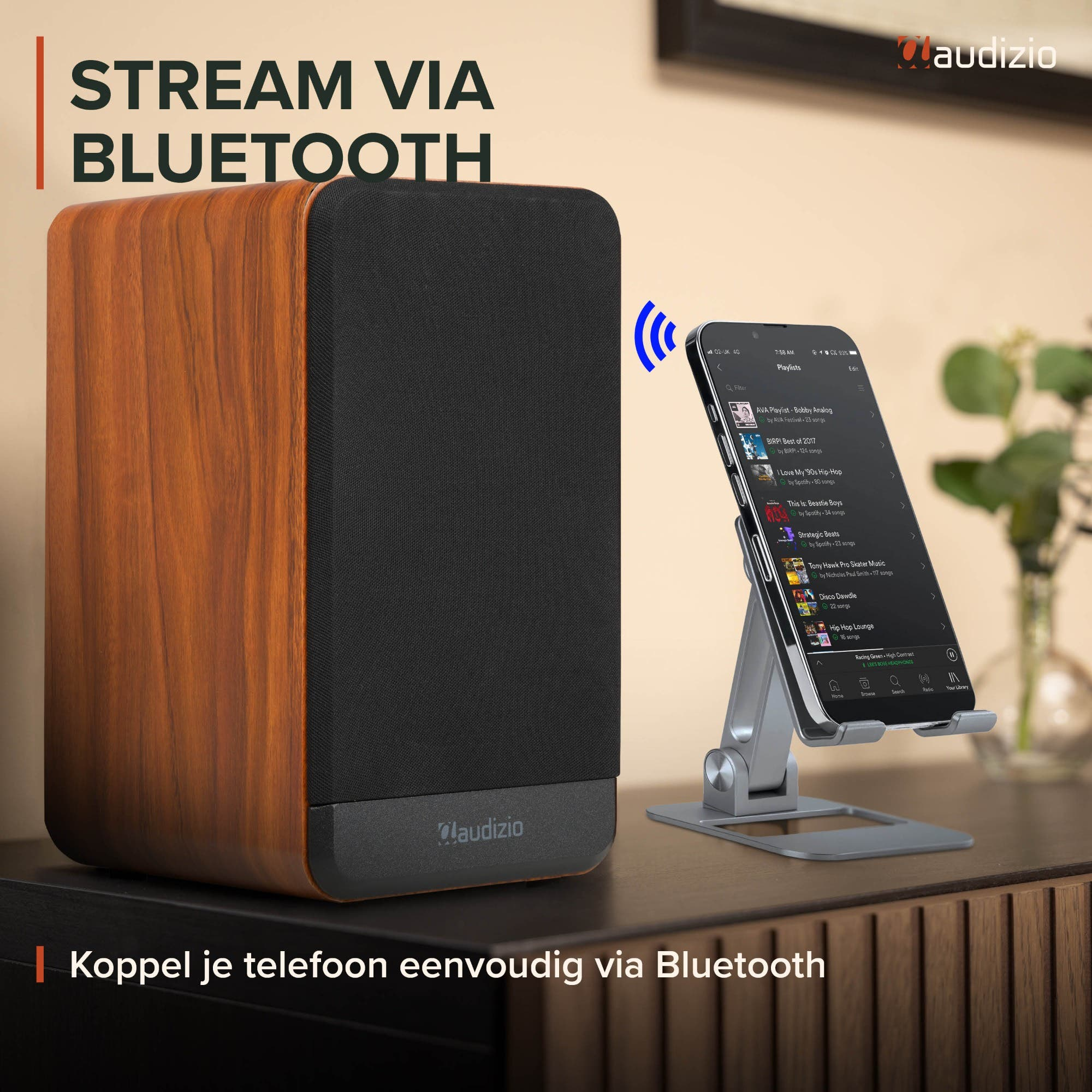 Un altavoz Bluetooth de madera junto a un smartphone en un soporte.