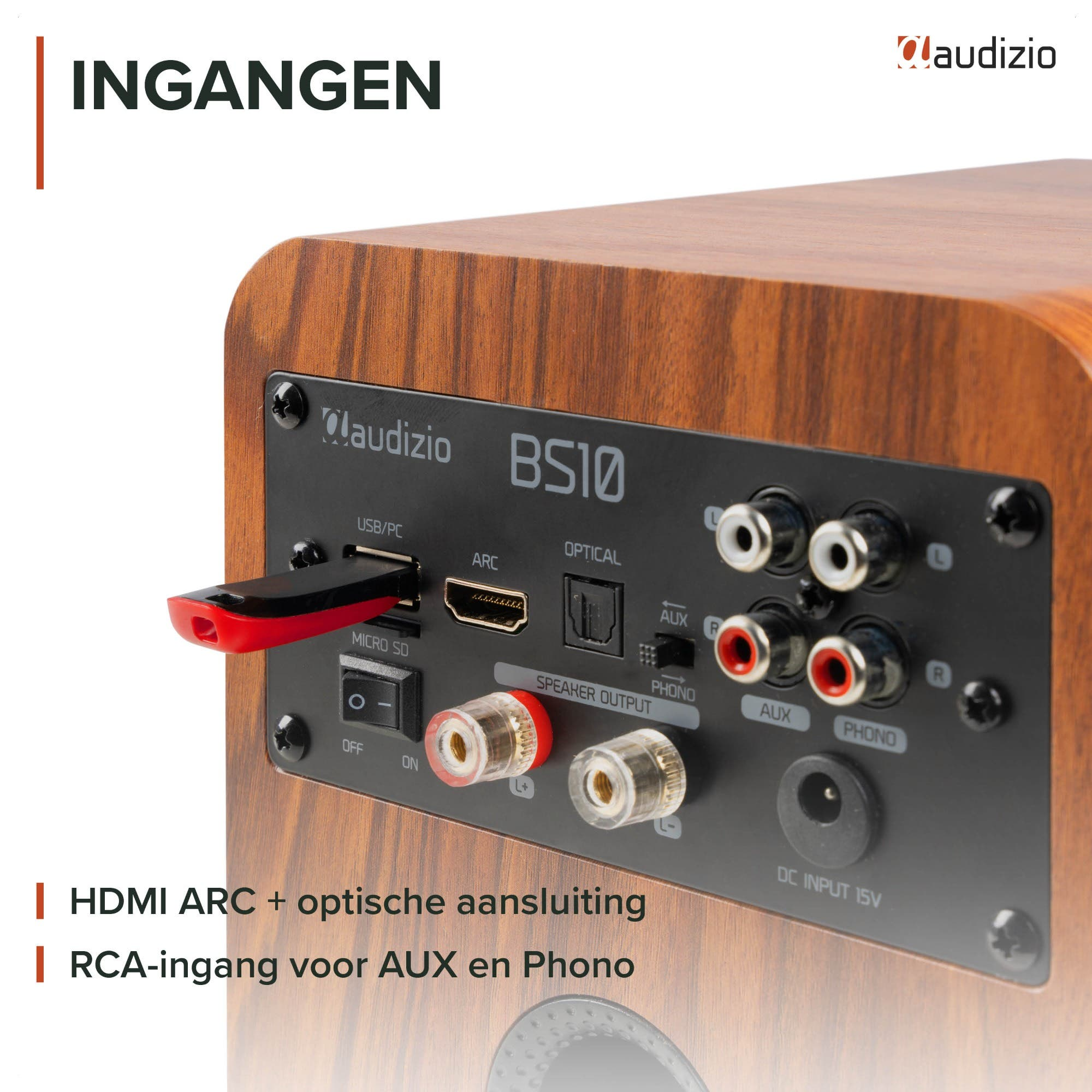 Panel trasero de un altavoz Audizio BS10 con puertos USB, HDMI, ópticos y RCA, además de una unidad flash USB roja.