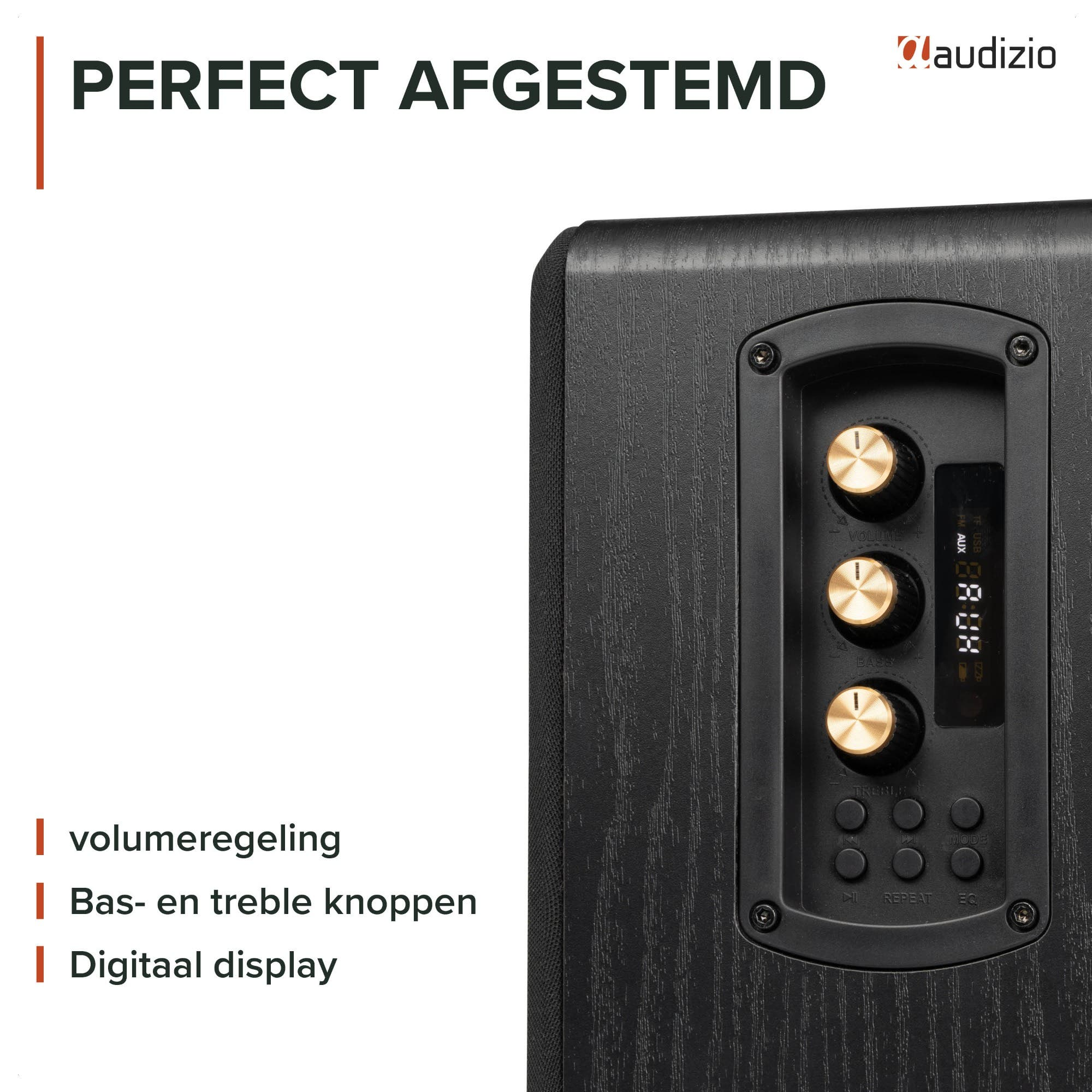 Primer plano de un panel de control de altavoz Audizio negro con perillas doradas y pantalla.