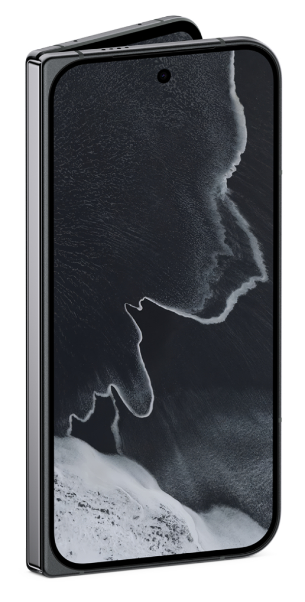 Uno smartphone pieghevole nero che mostra uno sfondo astratto sullo schermo leggermente aperto.