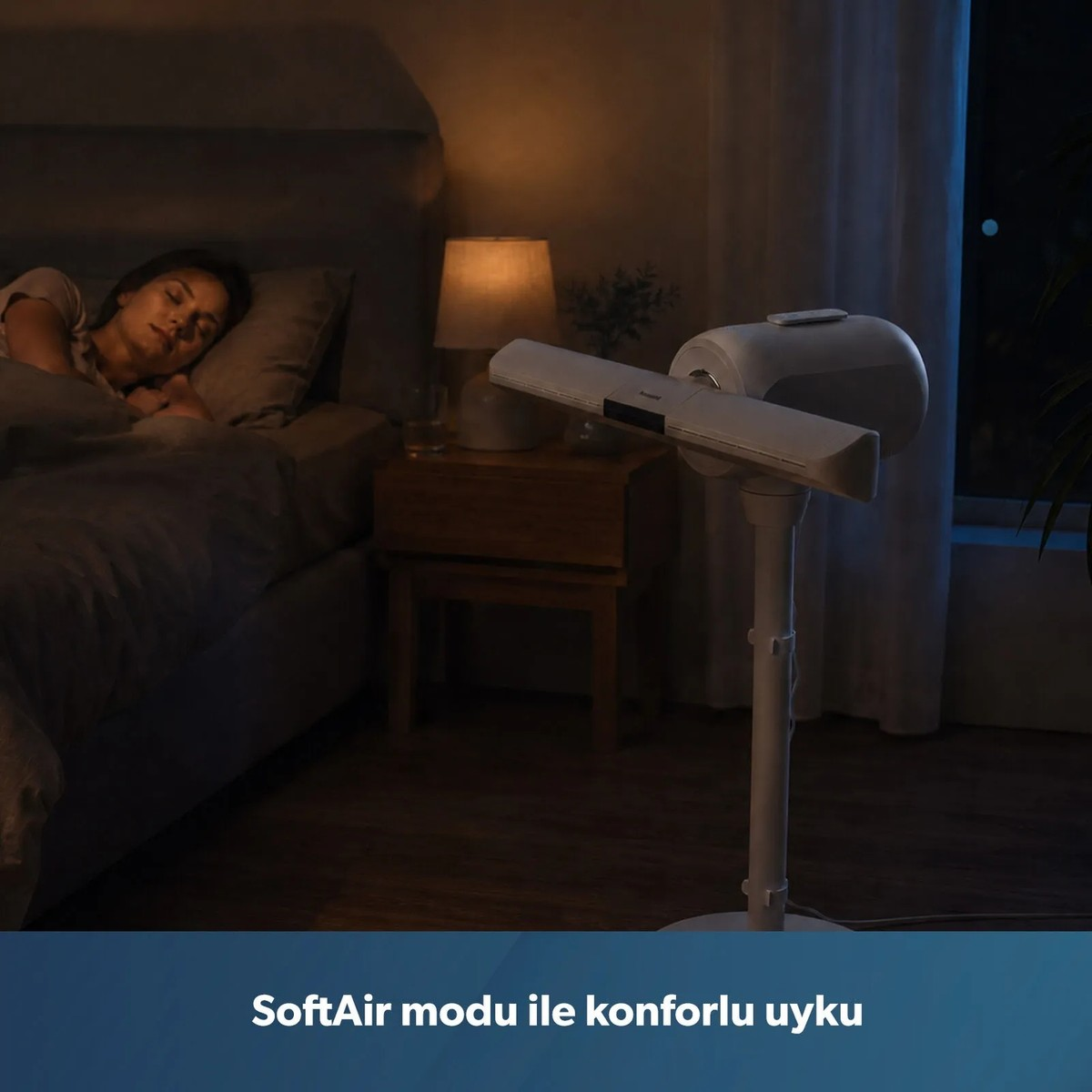 Loş yatak odasında bir kadın yatakta uyurken, ön planda beyaz bir ayaklı vantilatör duruyor.
