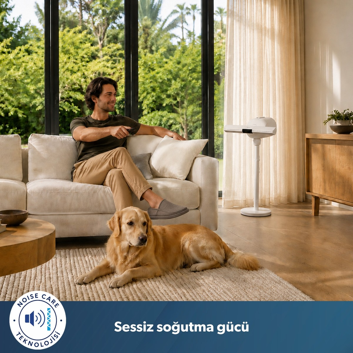 Bir adam kanepede kumandayla otururken, bir golden retriever halıda uzanıyor.