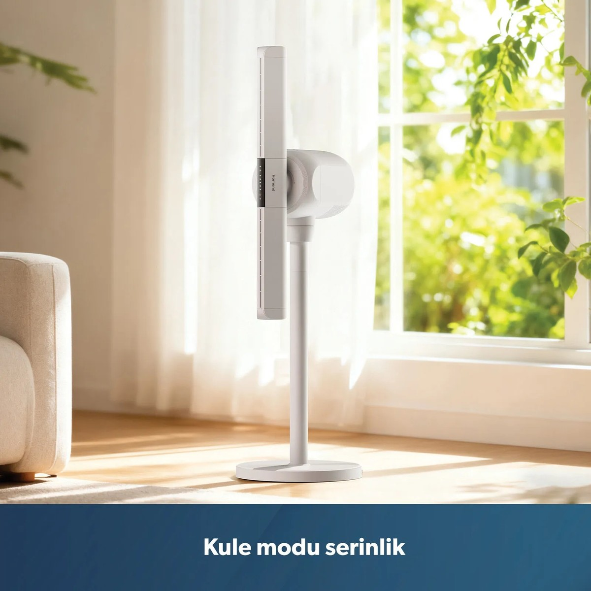 Güneşli bir odada, pencerenin önünde duran modern beyaz kule tipi vantilatör.