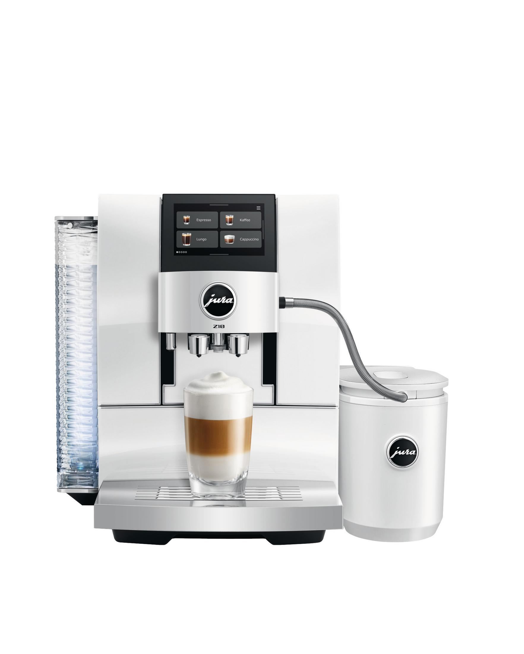 Ein weißer Jura Z10 Kaffeevollautomat mit einem Latte Macchiato Glas und einem Milchbehälter.