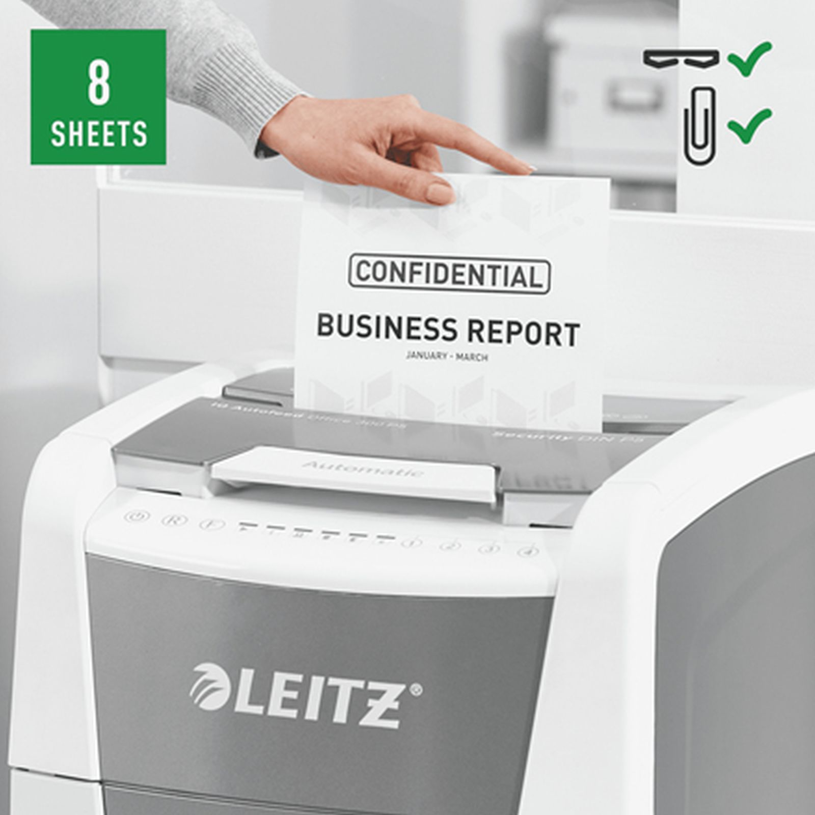 Eine Hand legt einen vertraulichen Geschäftsbericht in einen Leitz Aktenvernichter.
