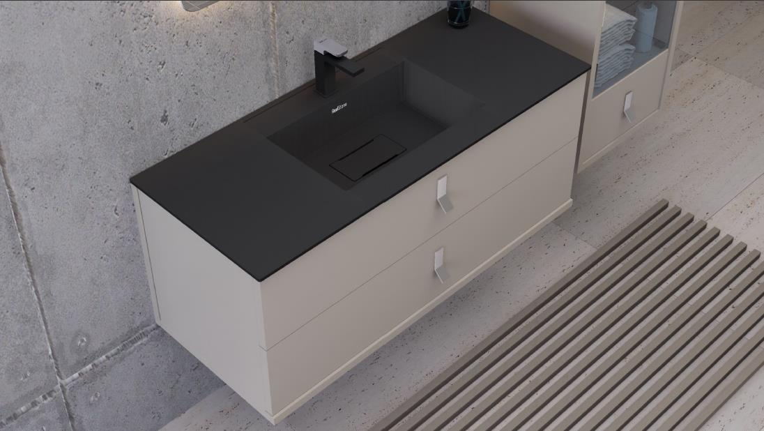 Siyah tezgah ve lavabolu, iki bej çekmeceli ve yerde ahşap çıtalı paspası olan modern bir banyo dolabı.