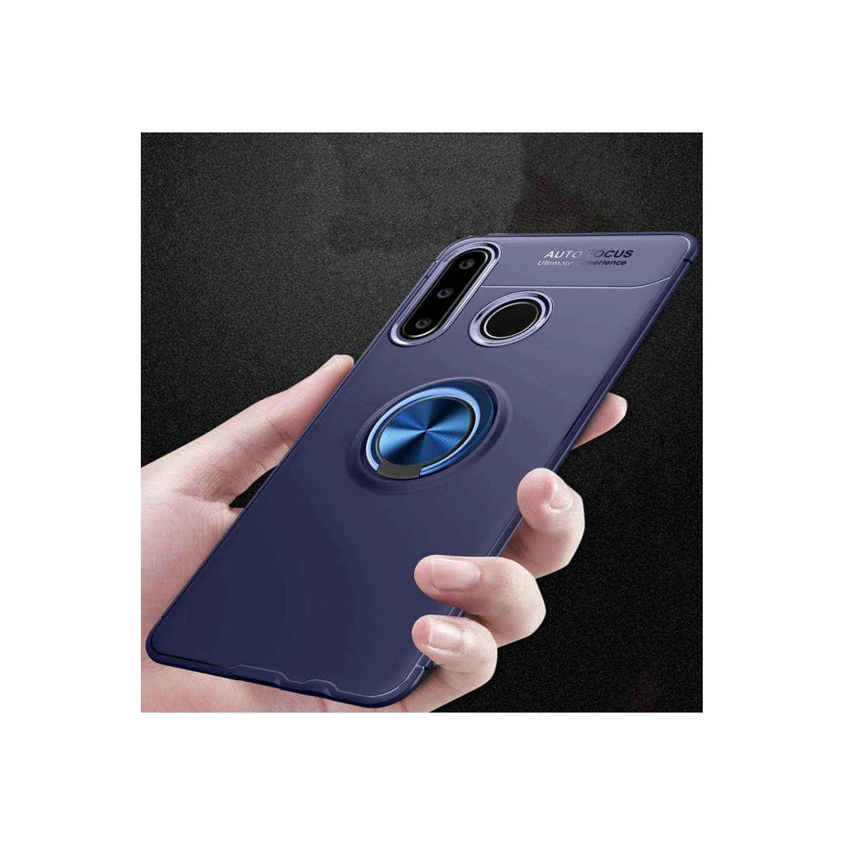 Bir el, koyu mavi akıllı telefon kılıfını, yerleşik metal halka standı ve kamera kesiti ile tutuyor.