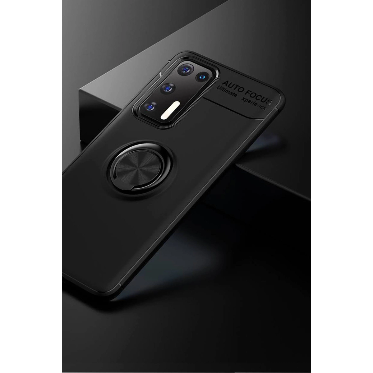 Siyah arka planda kamera kesikli ve stand halkalı siyah akıllı telefon kılıfı.
