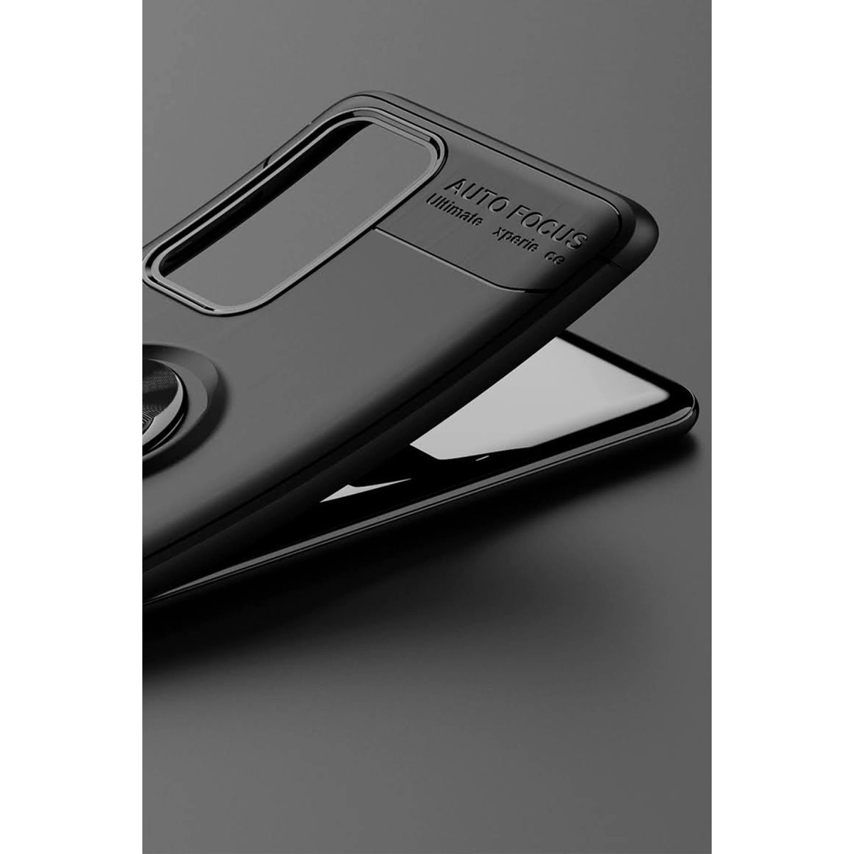 Gri arka planda 'Auto Focus' yazılı siyah akıllı telefon kılıfı.