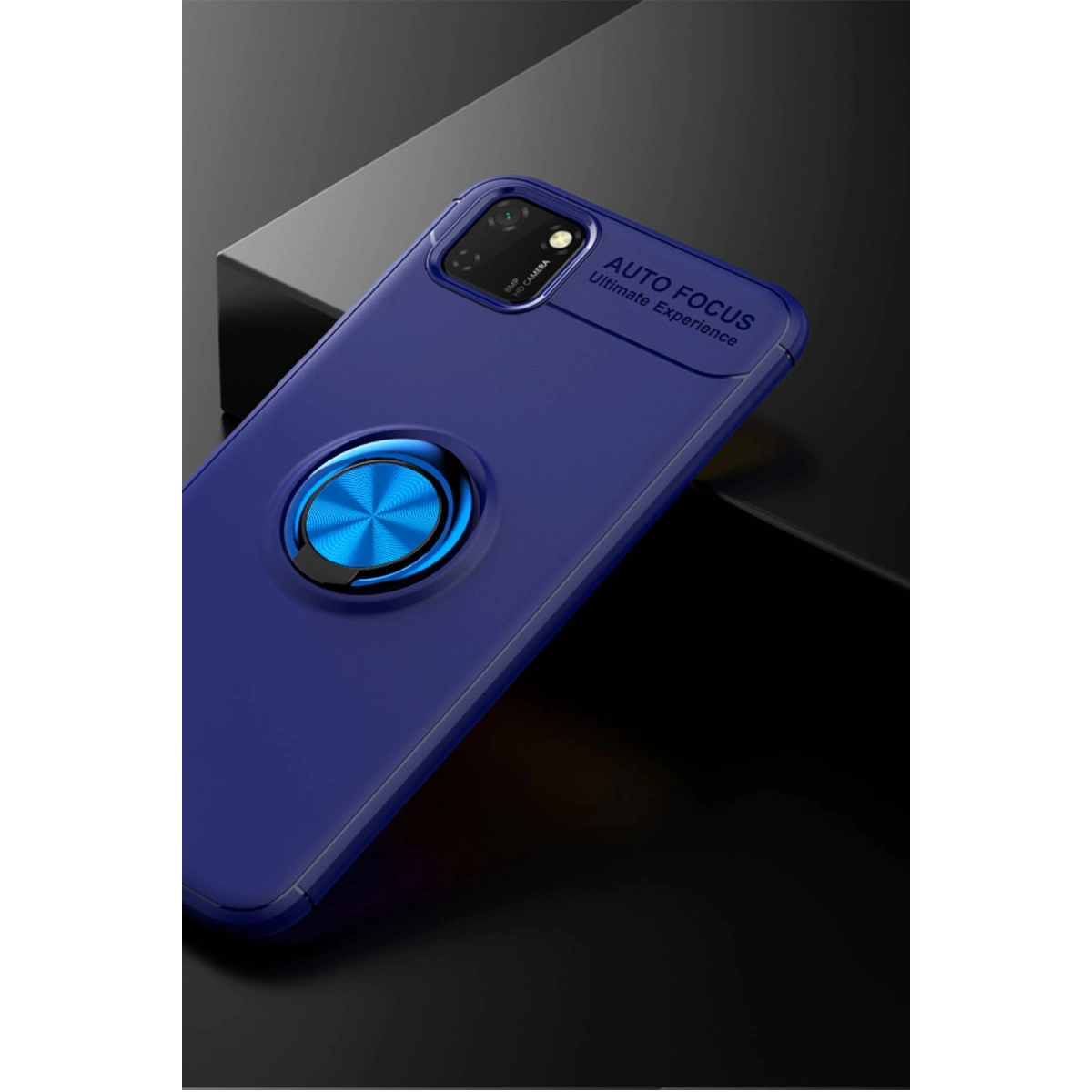 Metal halka standlı ve kamera kesikli mavi telefon kılıfı karanlık bir yüzeyde.