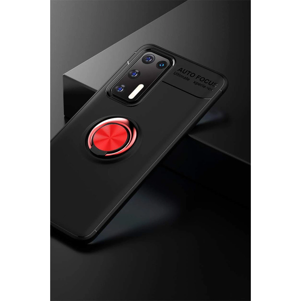 Kırmızı halka tutuculu ve kamera modüllü siyah akıllı telefon kılıfı, karanlık ve yansıtıcı yüzeyde.