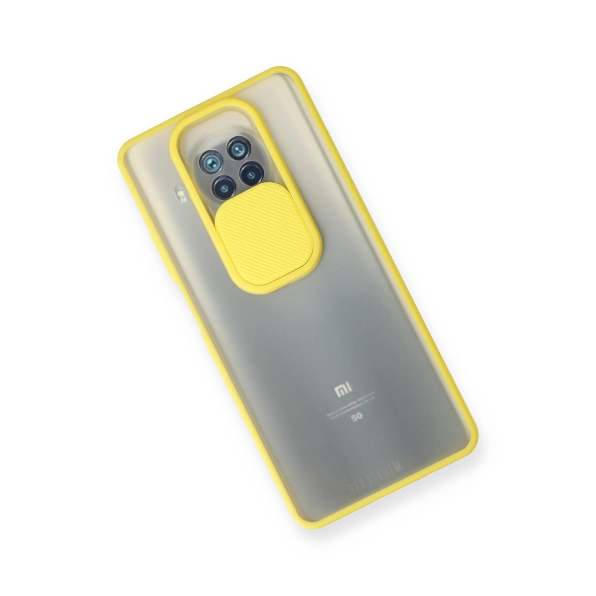 Sarı kenarlı ve sürgülü kamera kapaklı mat, buzlu kılıf içindeki akıllı telefon.