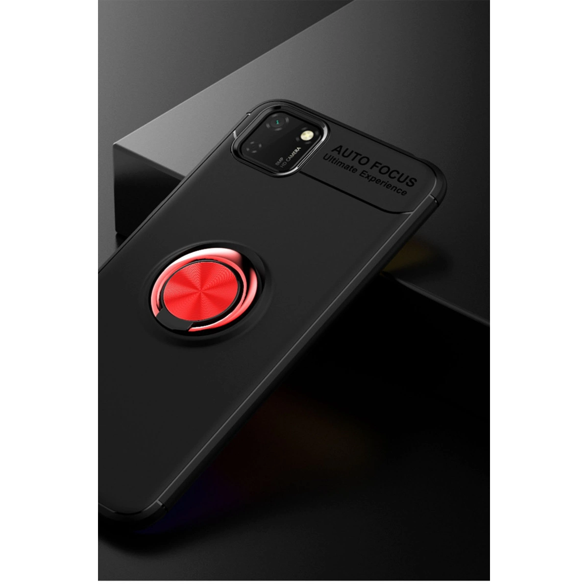 Koyu arka plan üzerinde kırmızı halka tutuculu siyah telefon kılıfı.