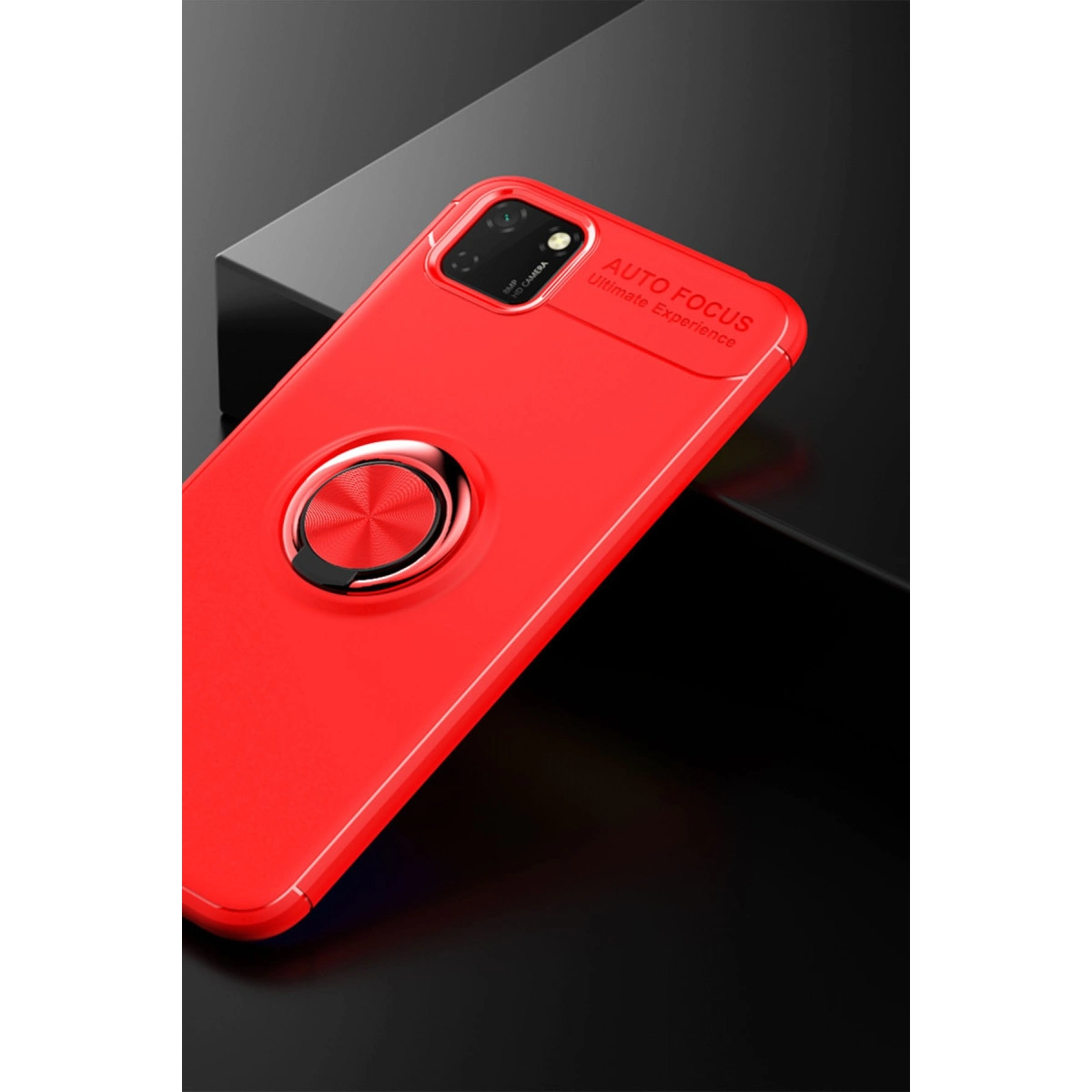 Siyah arka planda yerleşik halka standına sahip kırmızı bir akıllı telefon kılıfı.