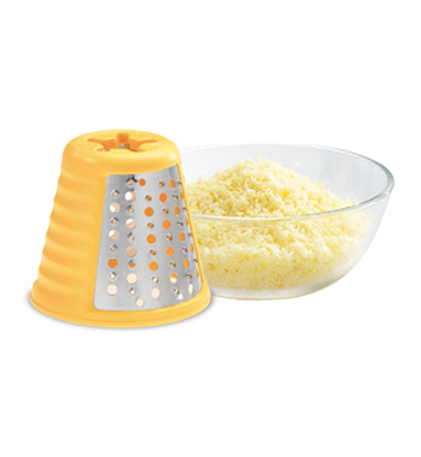 Una grattugia gialla e una ciotola di vetro con formaggio grattugiato su sfondo bianco.