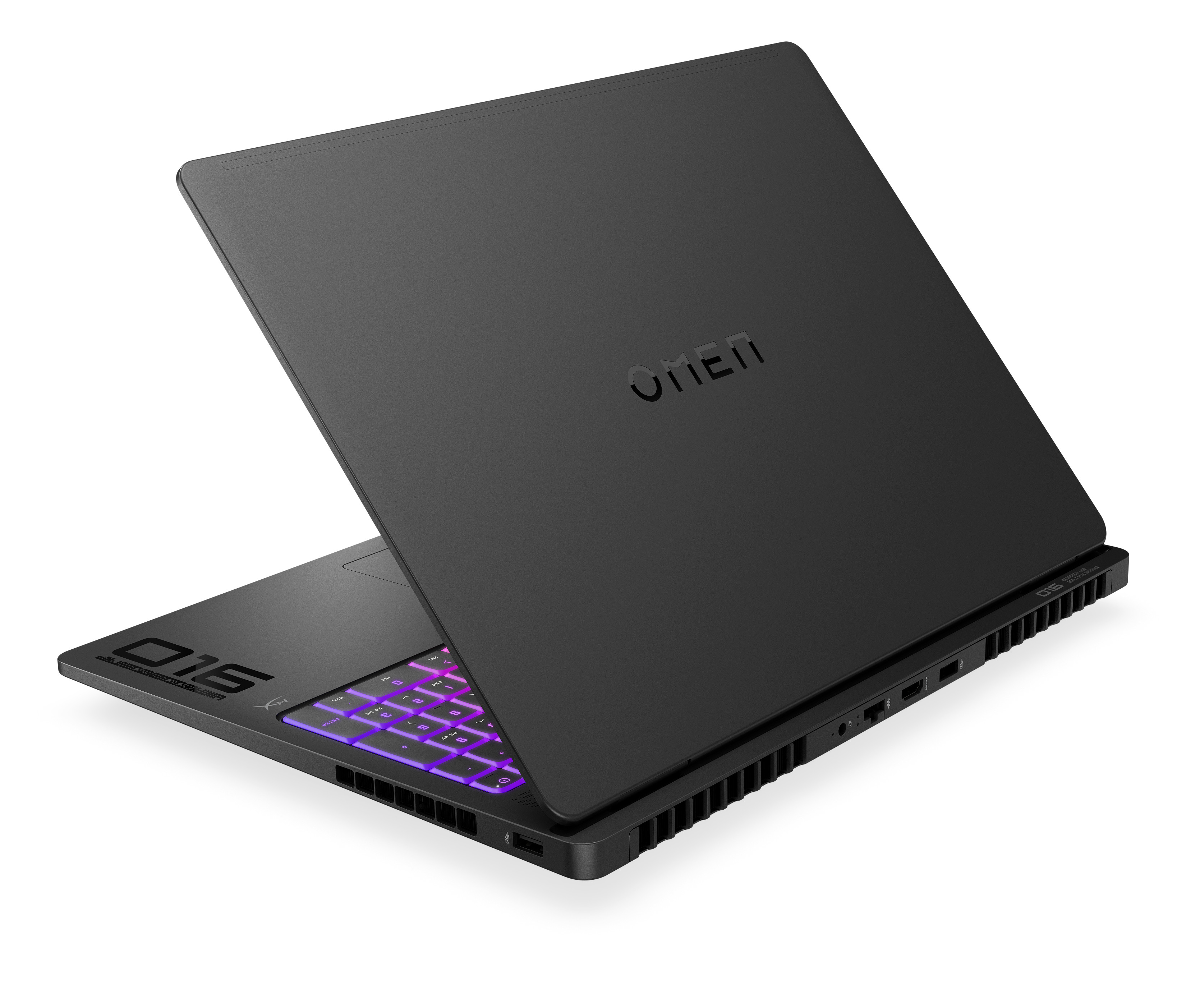Un laptop nero HP Omen 16 è semi-aperto su sfondo bianco con tastiera illuminata.
