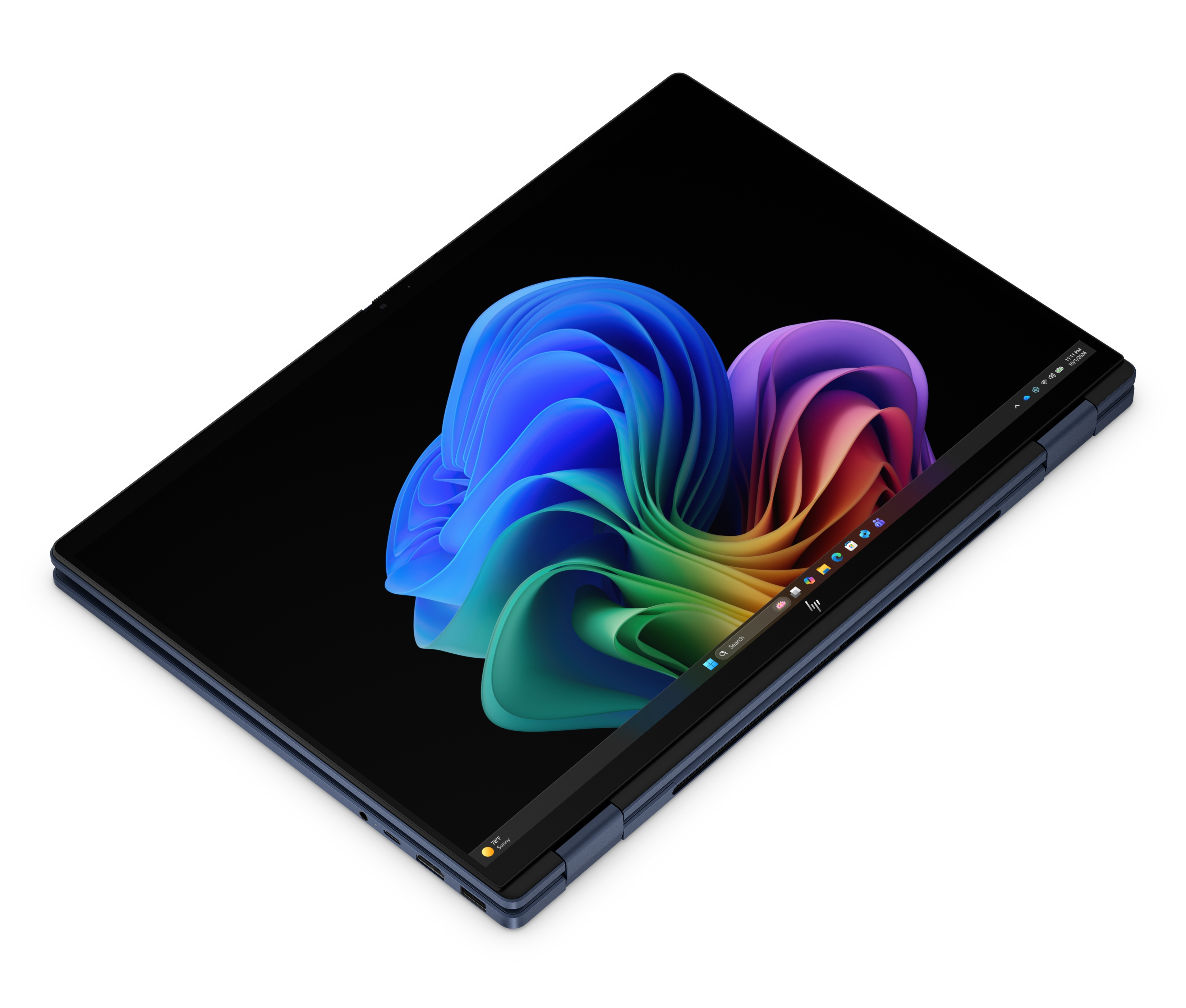 Un laptop nero con uno sfondo astratto e colorato sullo schermo, inclinato su sfondo bianco.