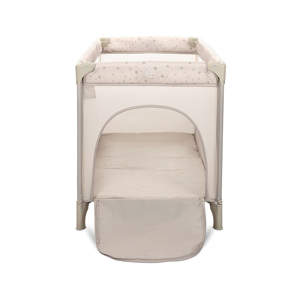 Beige Reisebettchen für Babys mit Netzwänden und bogenförmigem Reißverschluss vorne vor weißem Hintergrund.