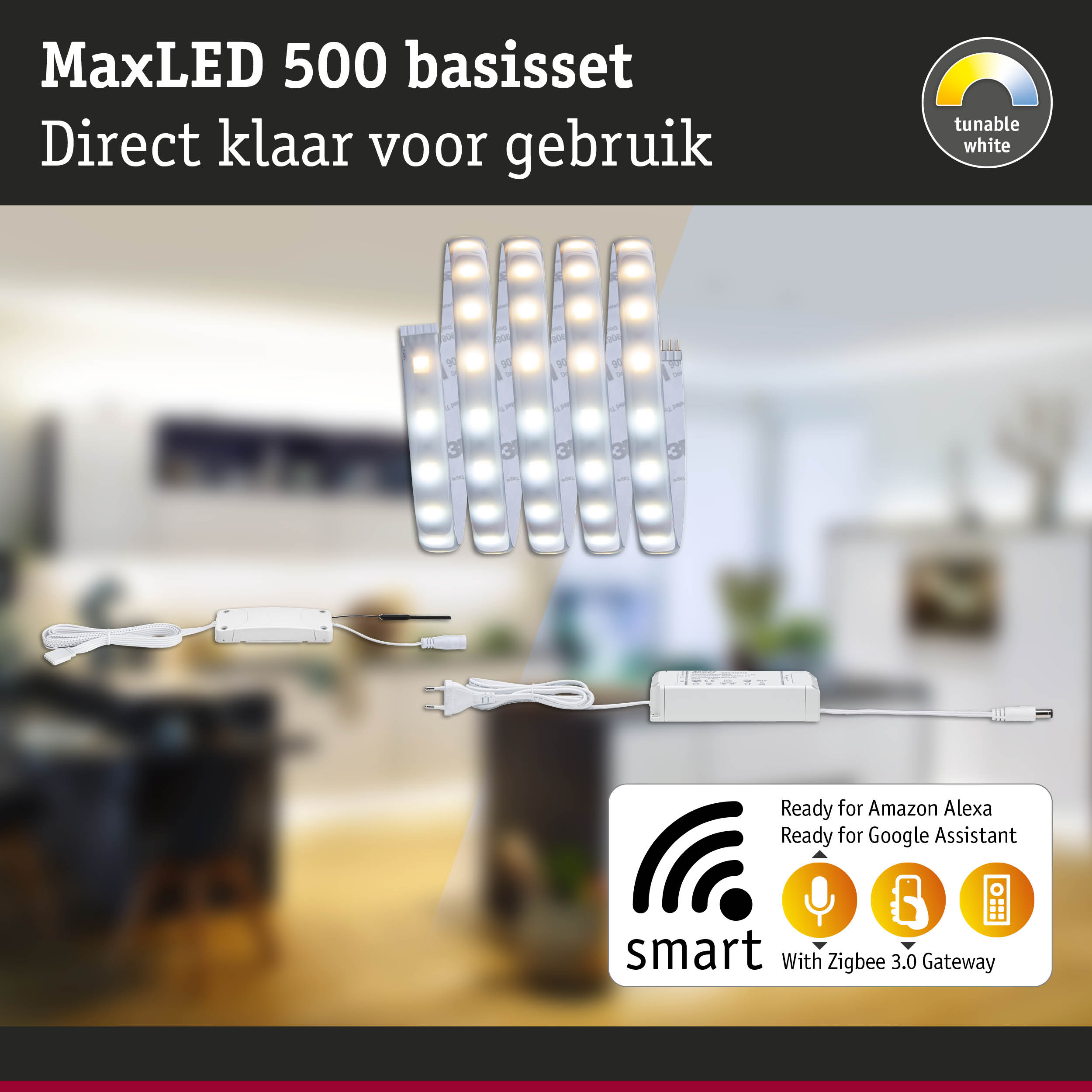 Zestaw podstawowy MaxLED 500 z taśmą LED i akcesoriami na tle rozmytego wnętrza.