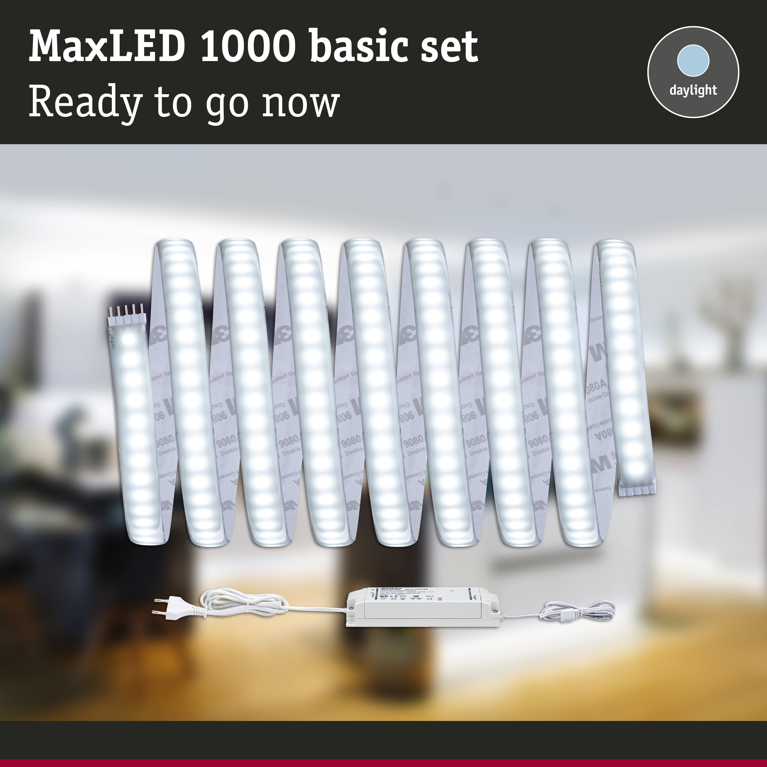 MaxLED 1000 Basic-Set mit beleuchtetem LED-Streifen und Netzteil auf verschwommenem Hintergrund.