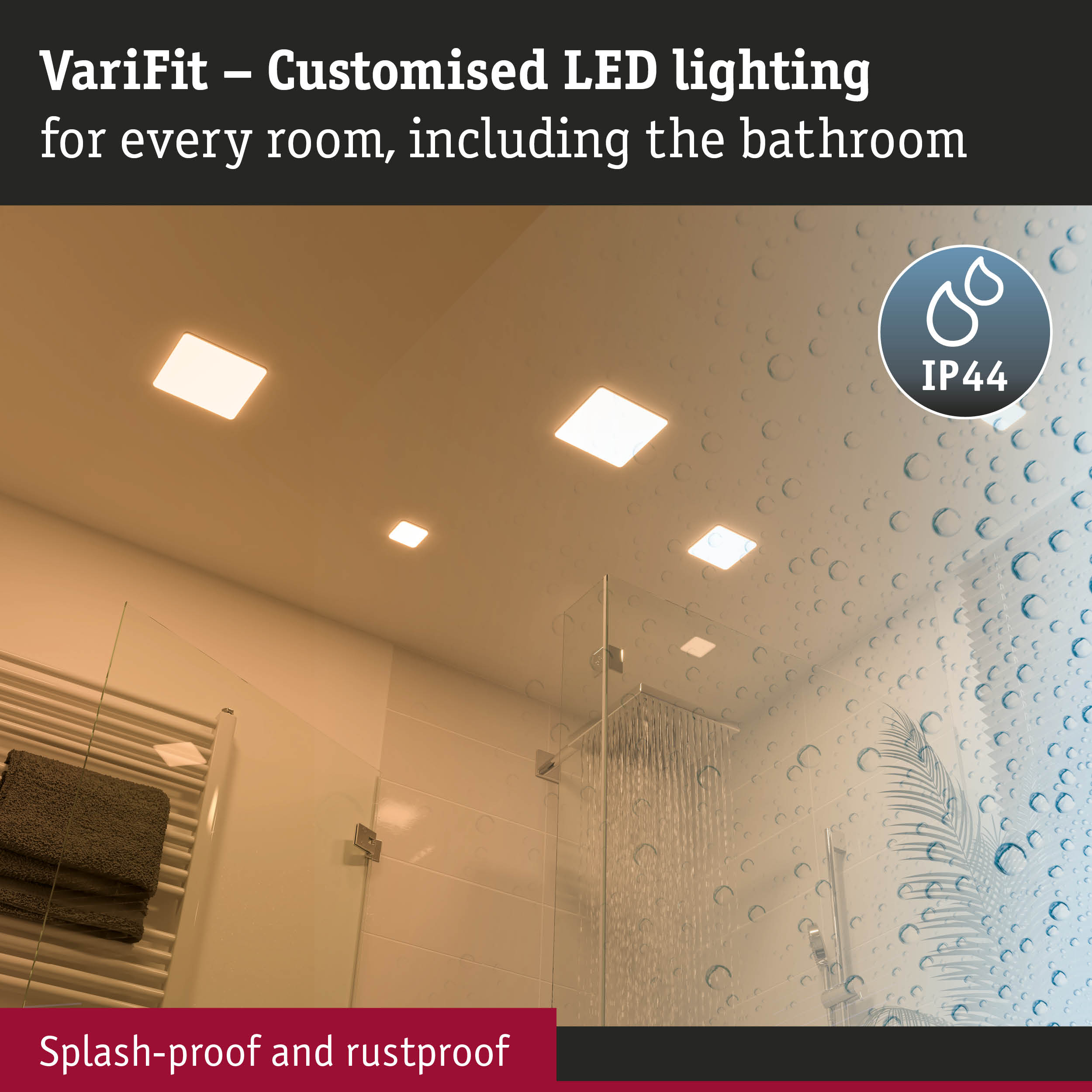 Quattro faretti LED quadrati a incasso sul soffitto di un bagno con doccia e simbolo IP44.