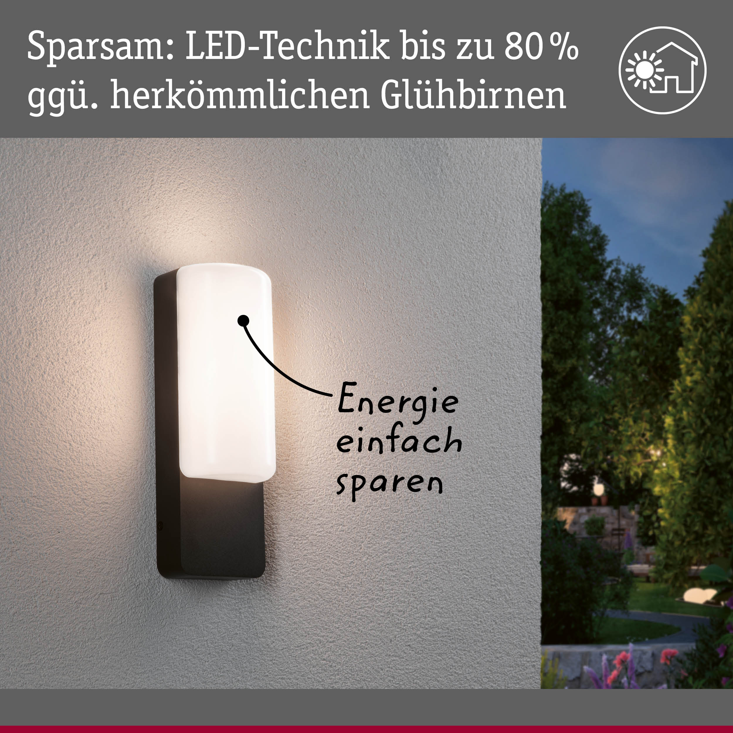 Nowoczesna zewnętrzna lampa ścienna LED na otynkowanej ścianie, z ogrodem w tle o zmierzchu.