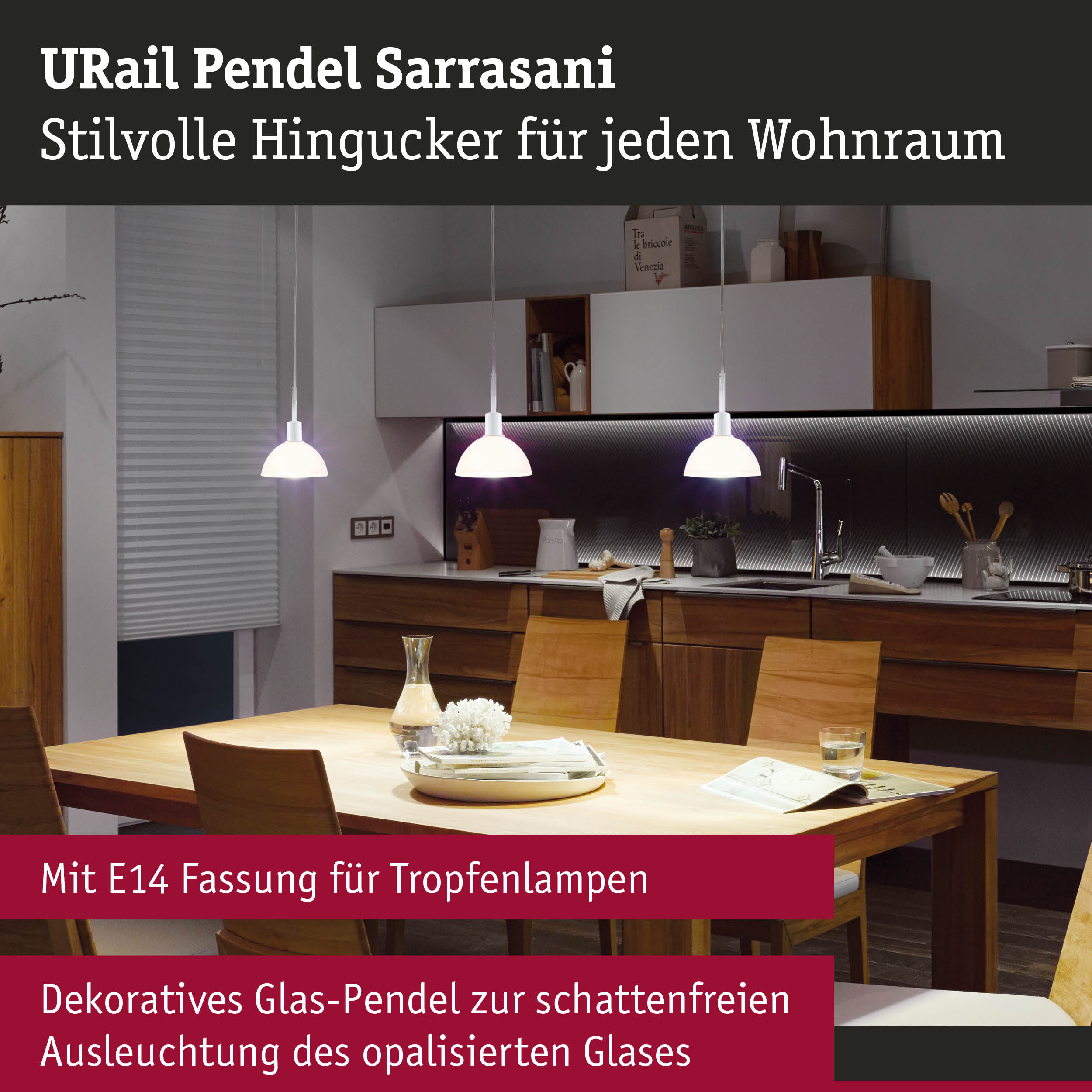 Drei weiße Pendelleuchten hängen über einem Holzesstisch in einer modernen Küche mit dunklen Akzenten.