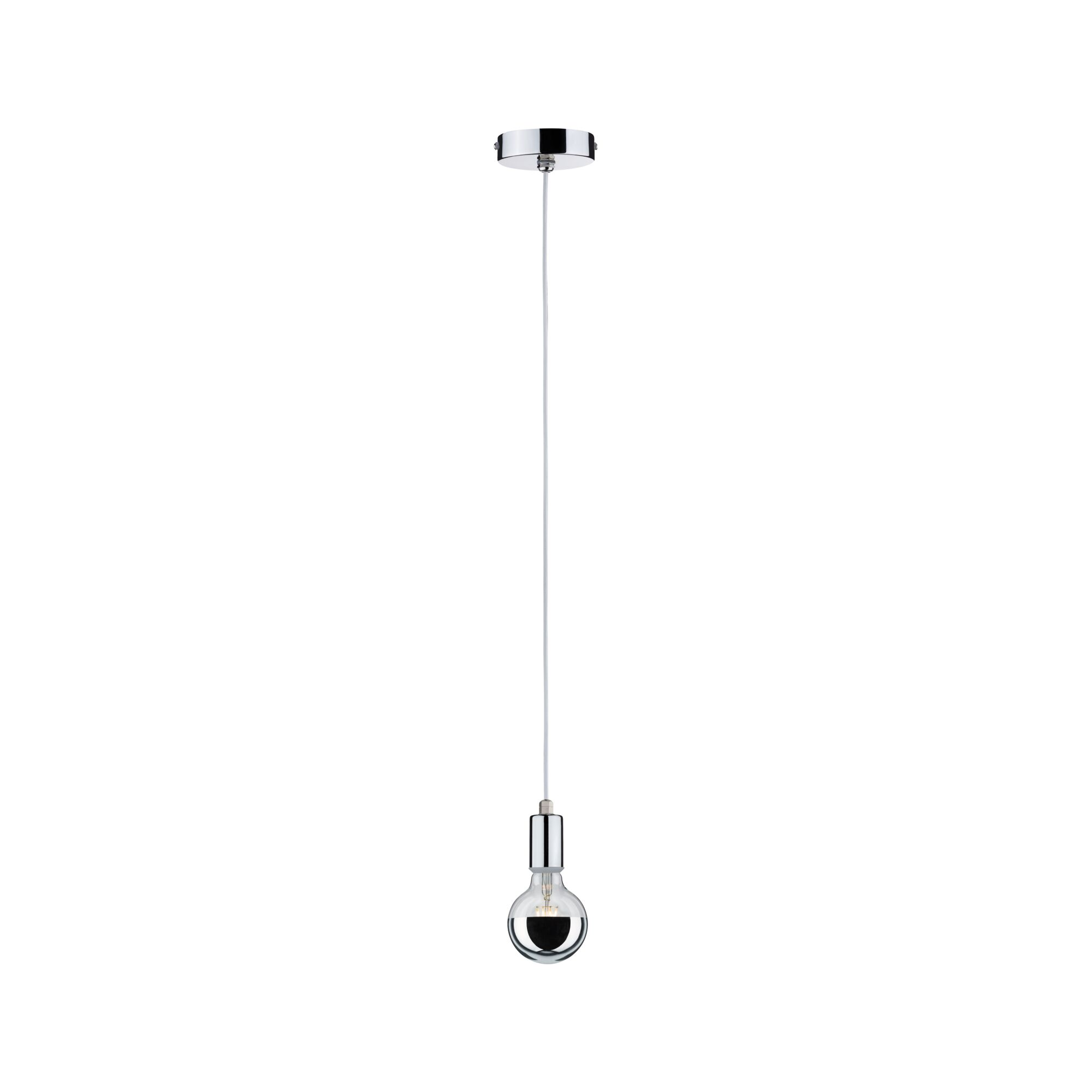 Moderne Hängeleuchte mit chromfarbener Deckenhalterung, weißem Kabel und einer Glühbirne mit verchromter Kappe.